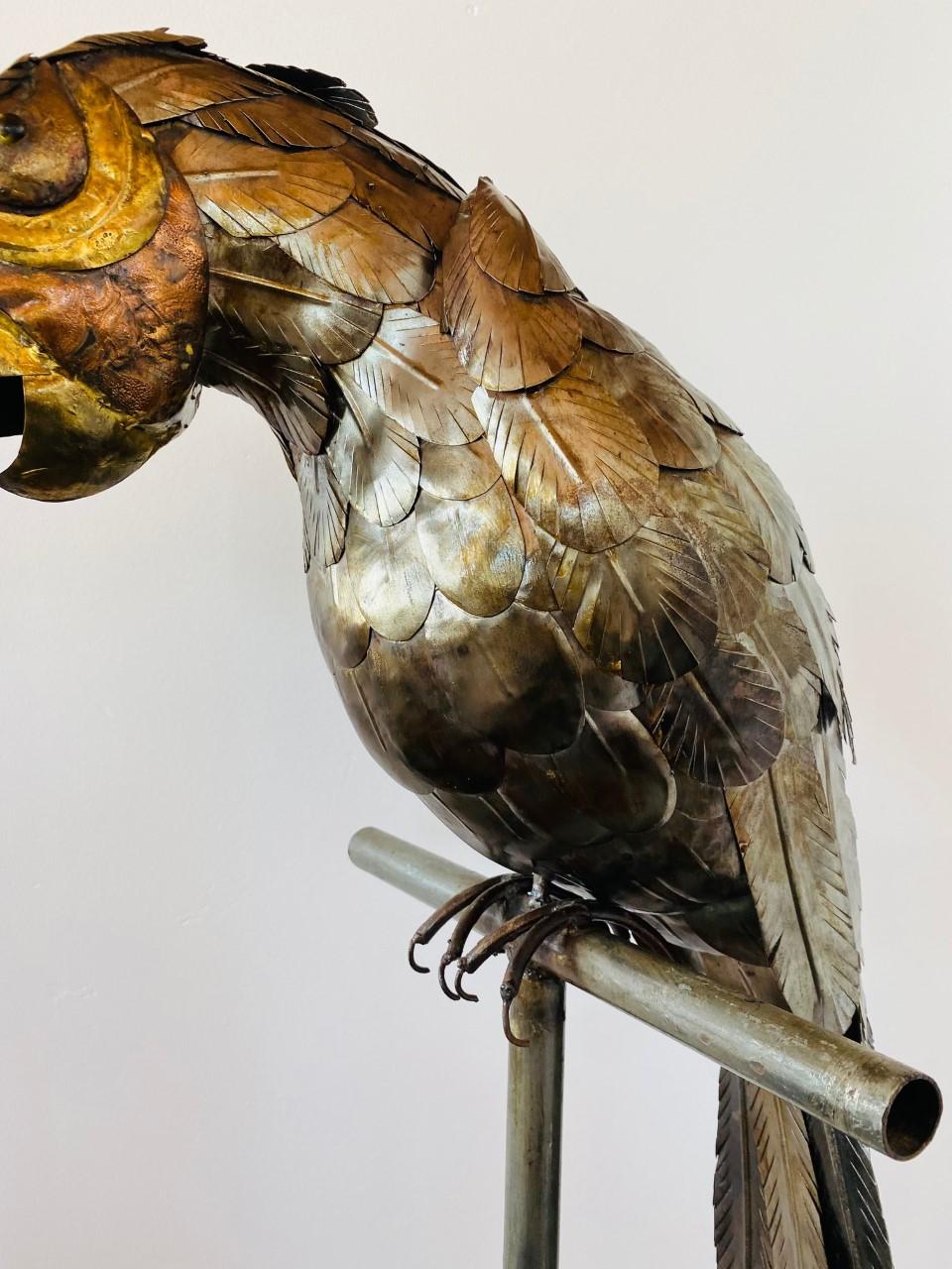 Escultura de loro grande en metal mixto de mediados de siglo al estilo de Sergio Bustamante Hecho a mano en venta