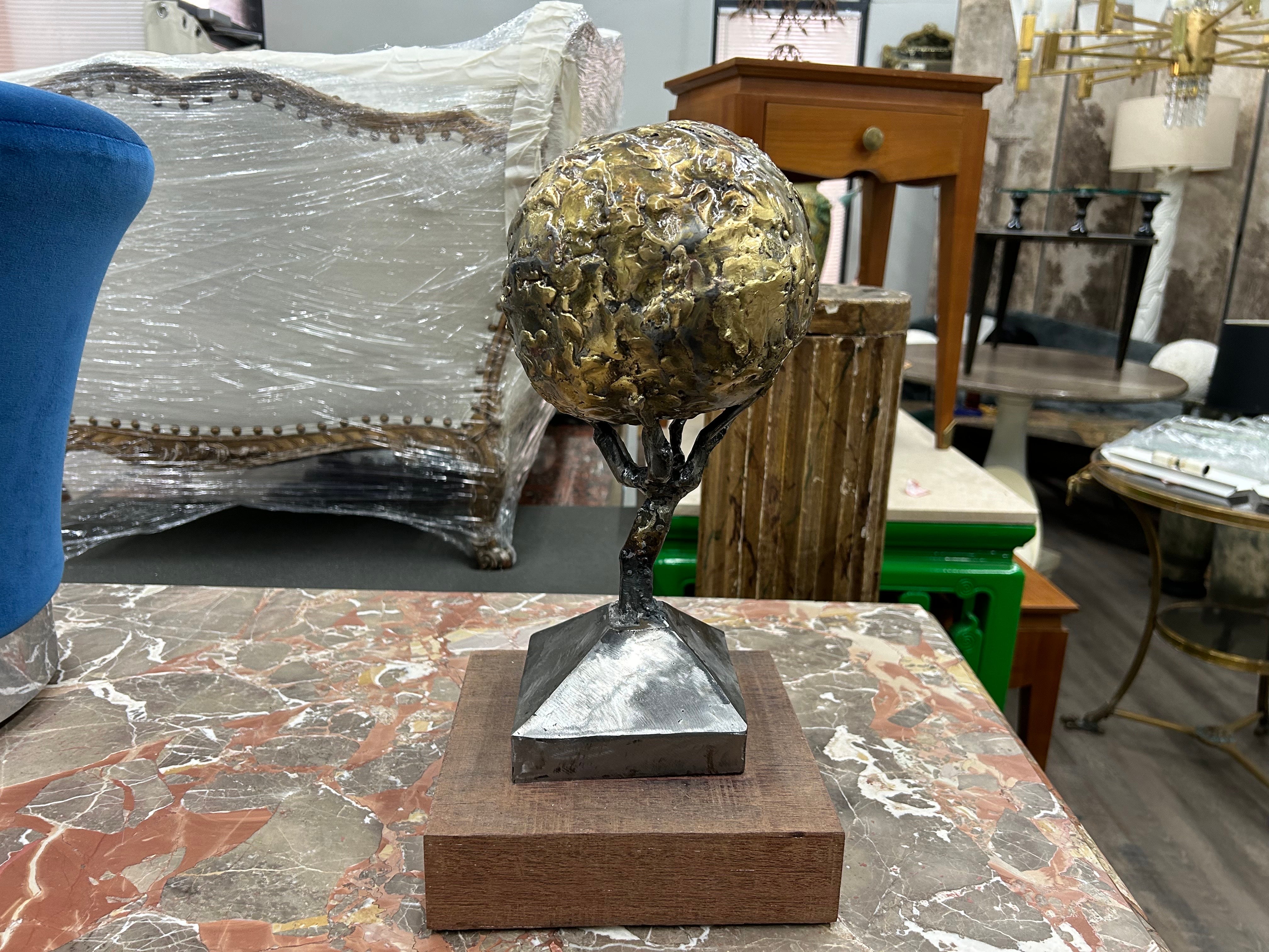 Scultura mista in metallo di metà secolo.
In offerta c'è un'interessante scultura da tavolo astratta di metà secolo in acciaio e ottone montata su una base di legno.
Questa scultura non è firmata ma è chiaramente opera di un artista di