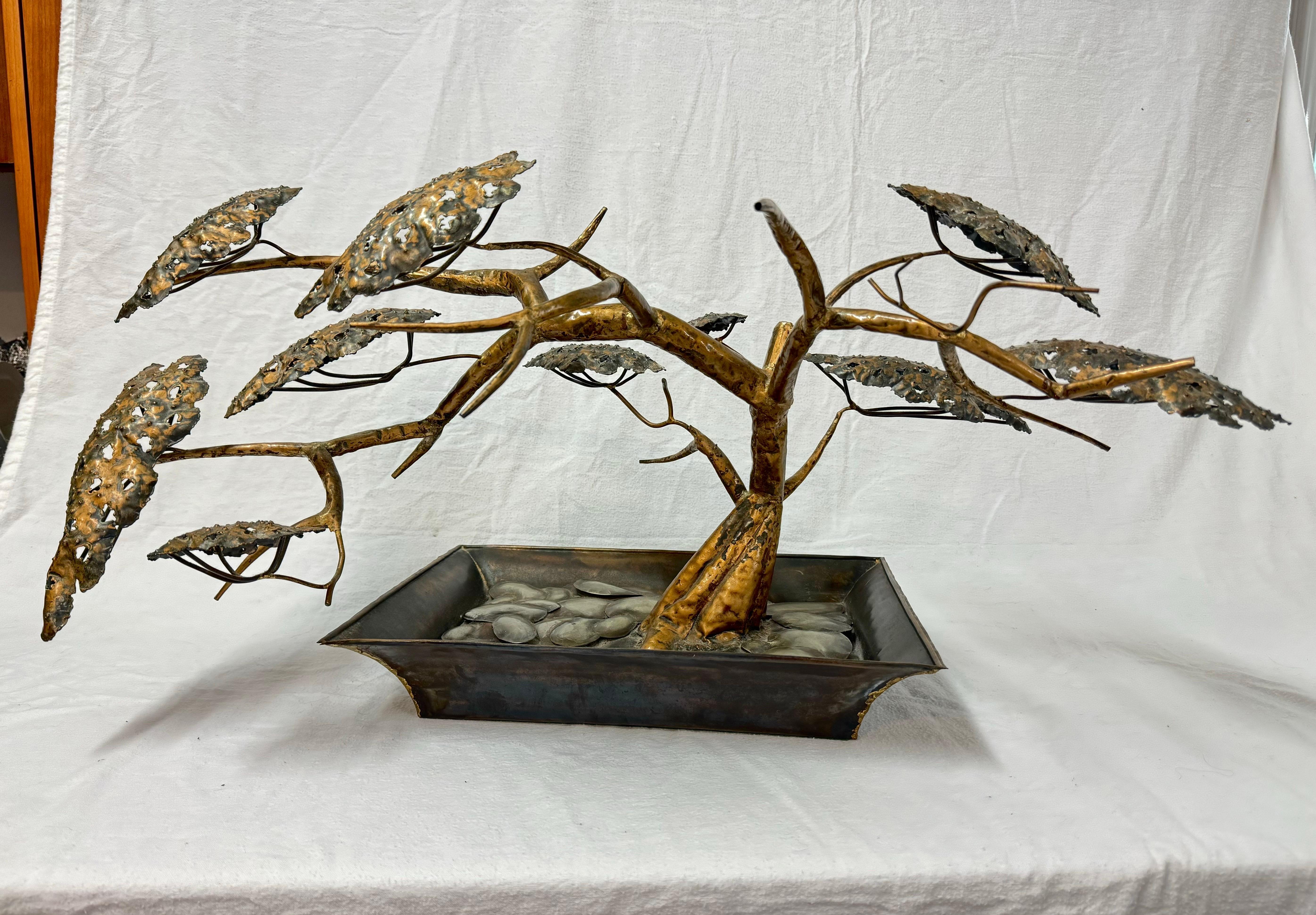 Jacqueline Huhem (20° secolo, California) Jacqui of California Scultura da tavolo ad albero in ottone e metalli misti. Etichetta originale Jacqui of California sul lato inferiore.
un pezzo d'accento perfetto per il tuo ingresso o per il tavolino da