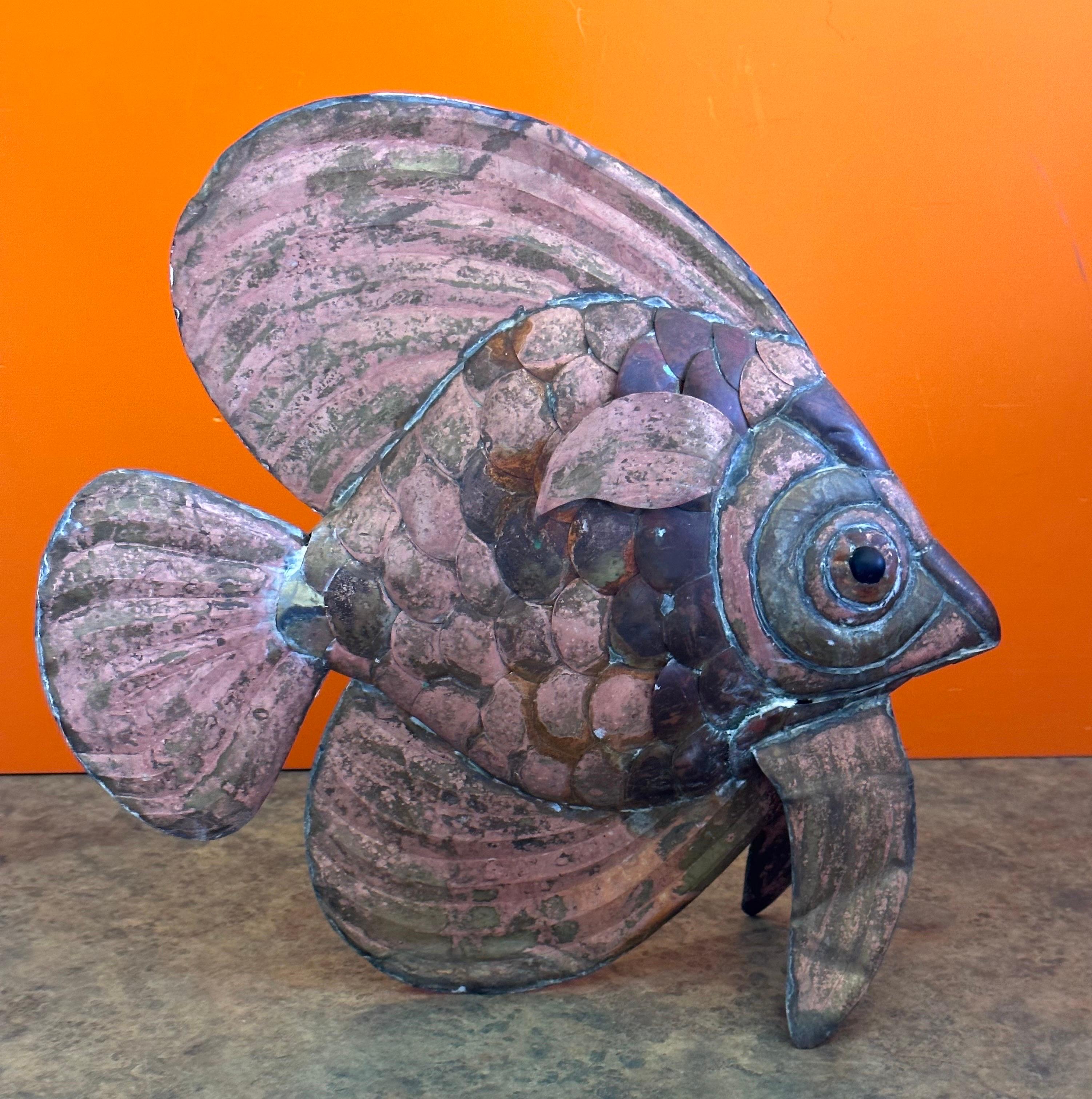 Angel-Fisch-Skulptur aus gemischten Metallen im Stil von Sergio Bustamante aus der Mitte des Jahrhunderts im Angebot 3
