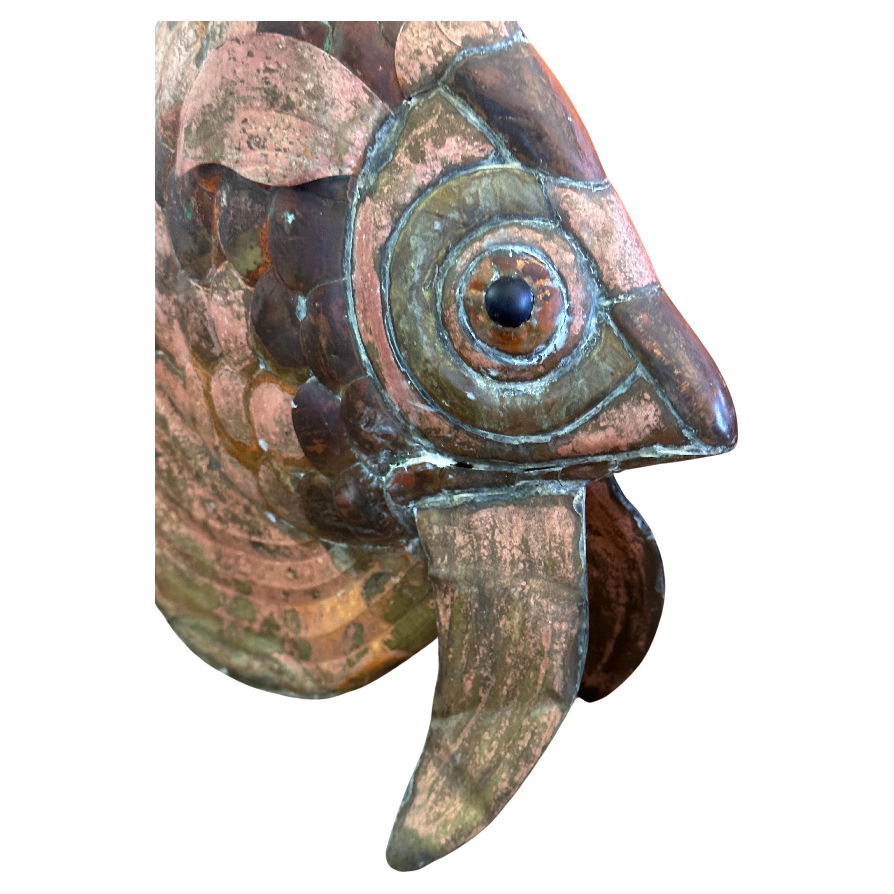 Engelsfisch-Skulptur aus gemischten Metallen (hauptsächlich Kupfer) im Stil von Sergio Bustamante aus der Mitte des Jahrhunderts, um 1970.   Die Mischung aus Metallen verleiht dem Stück, das sich in einem sehr guten Vintage-Zustand befindet und die