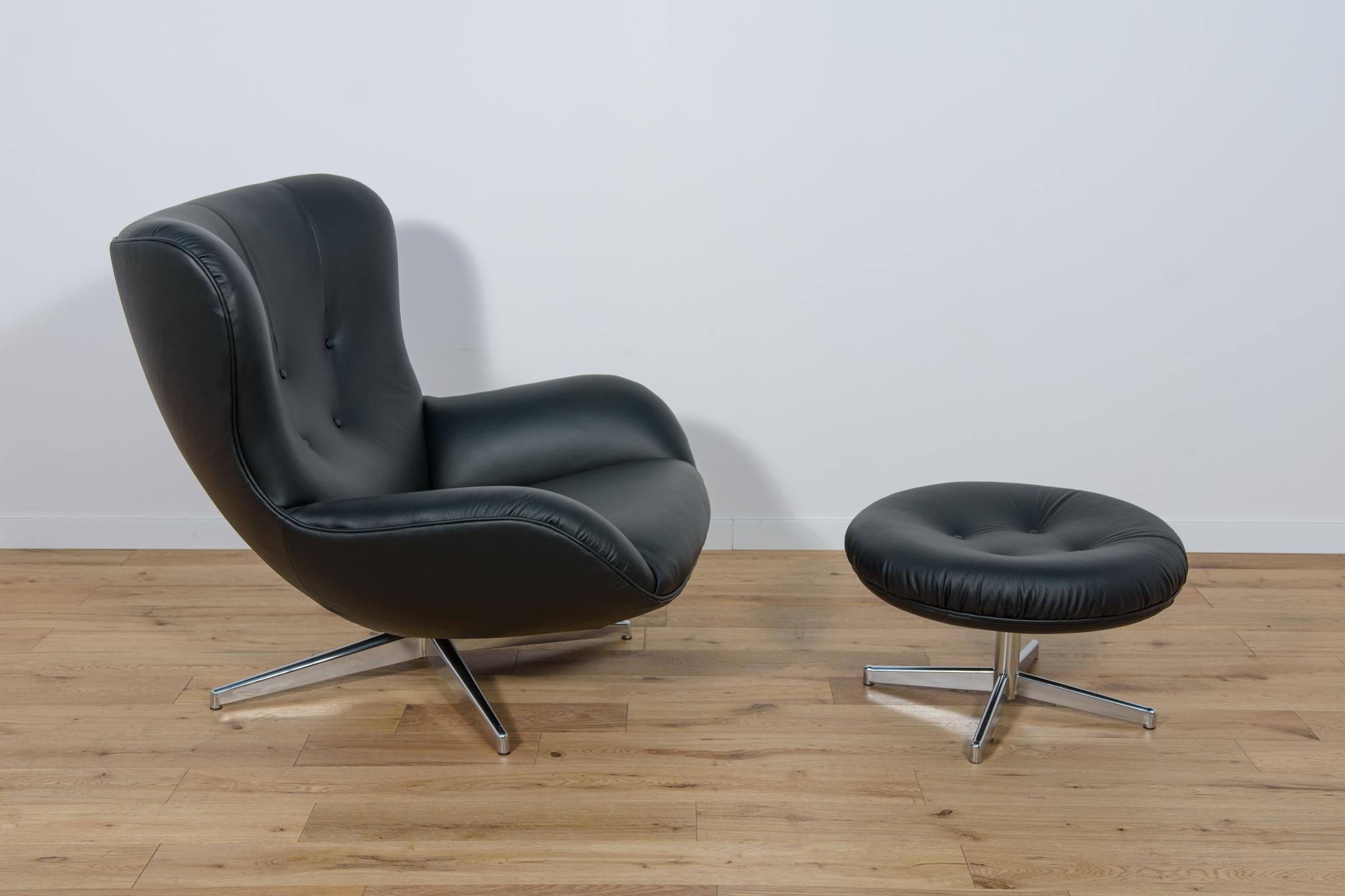 Model ML 214 Lounge Chair with ottoman designed by Illum Wikkelsø for Mikael Laursen in Denmark in the 1960s. Organic shaped armchair in black leather. A swivel armchair showing several contrasts. First, contrasts of materials. X-shaped leg in