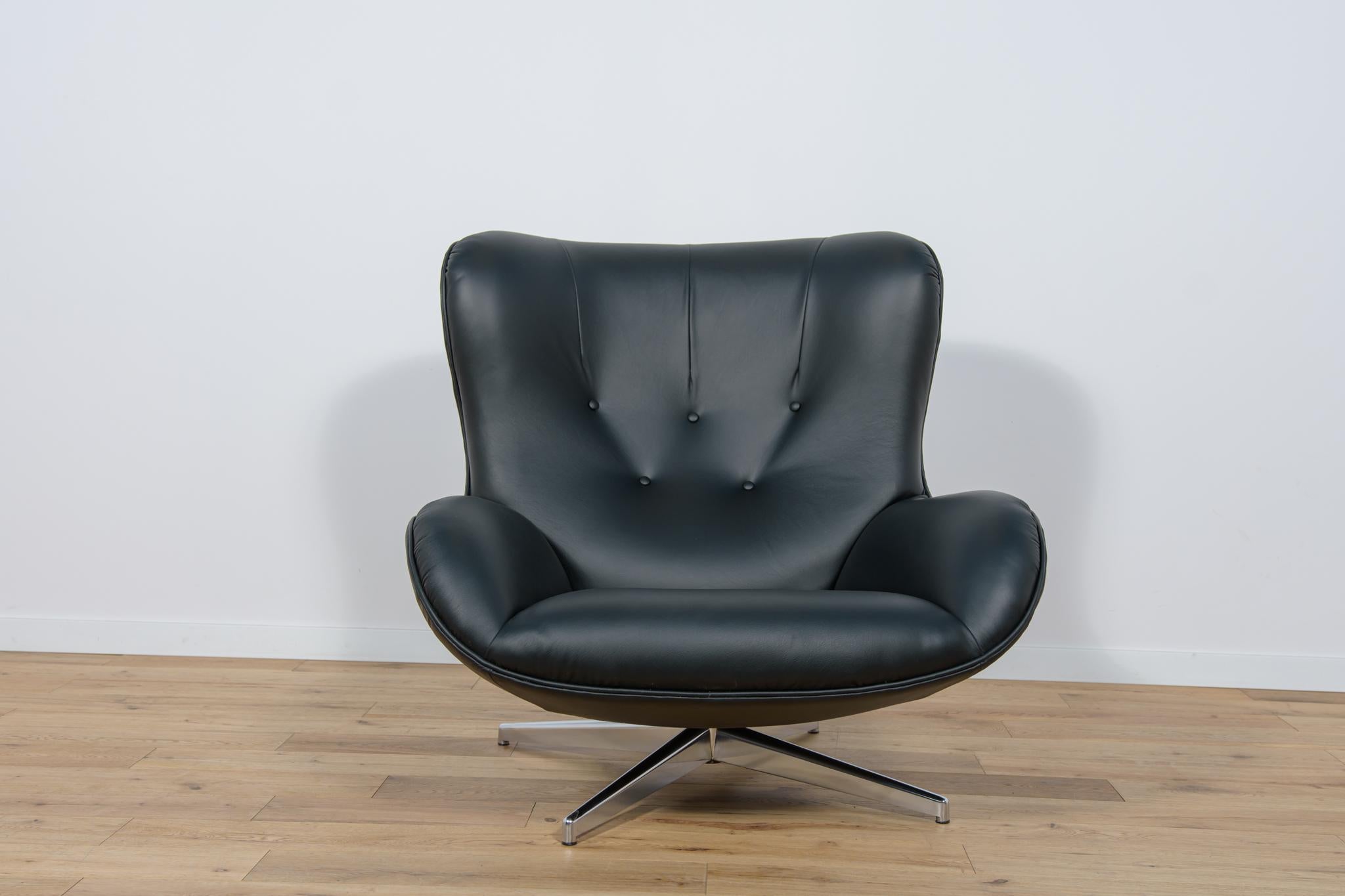 Mid-20th Century Mid-Century ML 214 Lounge Chair with Ottoman by Illum Wikkelsø for Mikael Laurse For Sale