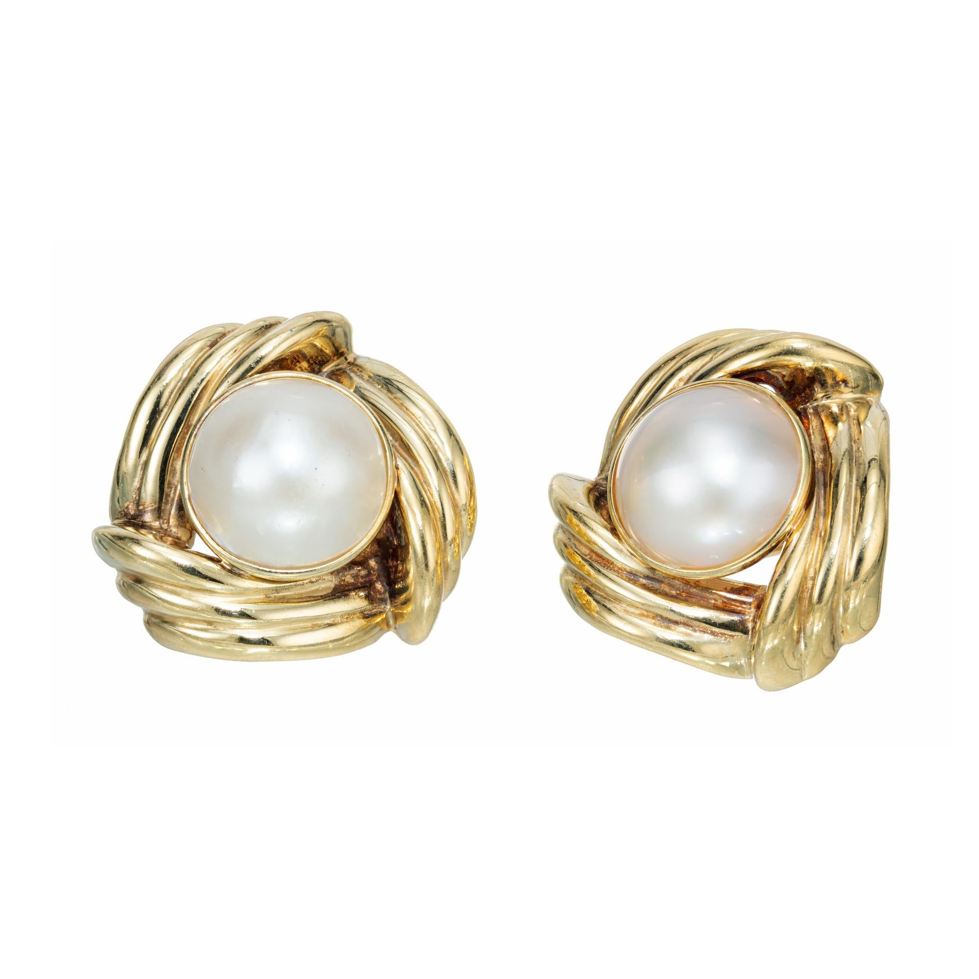 Large 1960’s clip post Mobe pearl earrings. 2 Mobe pearls set in 14k yellow gold 3-d swirl's. 

2 Mobe white pearl 15.5mm Rosy pink overtone good lustre, few blemishes
14k Yellow Gold
23.8 Grams
Tested & Stamped: 14k
Top to bottom: 29.32mm or 1.15