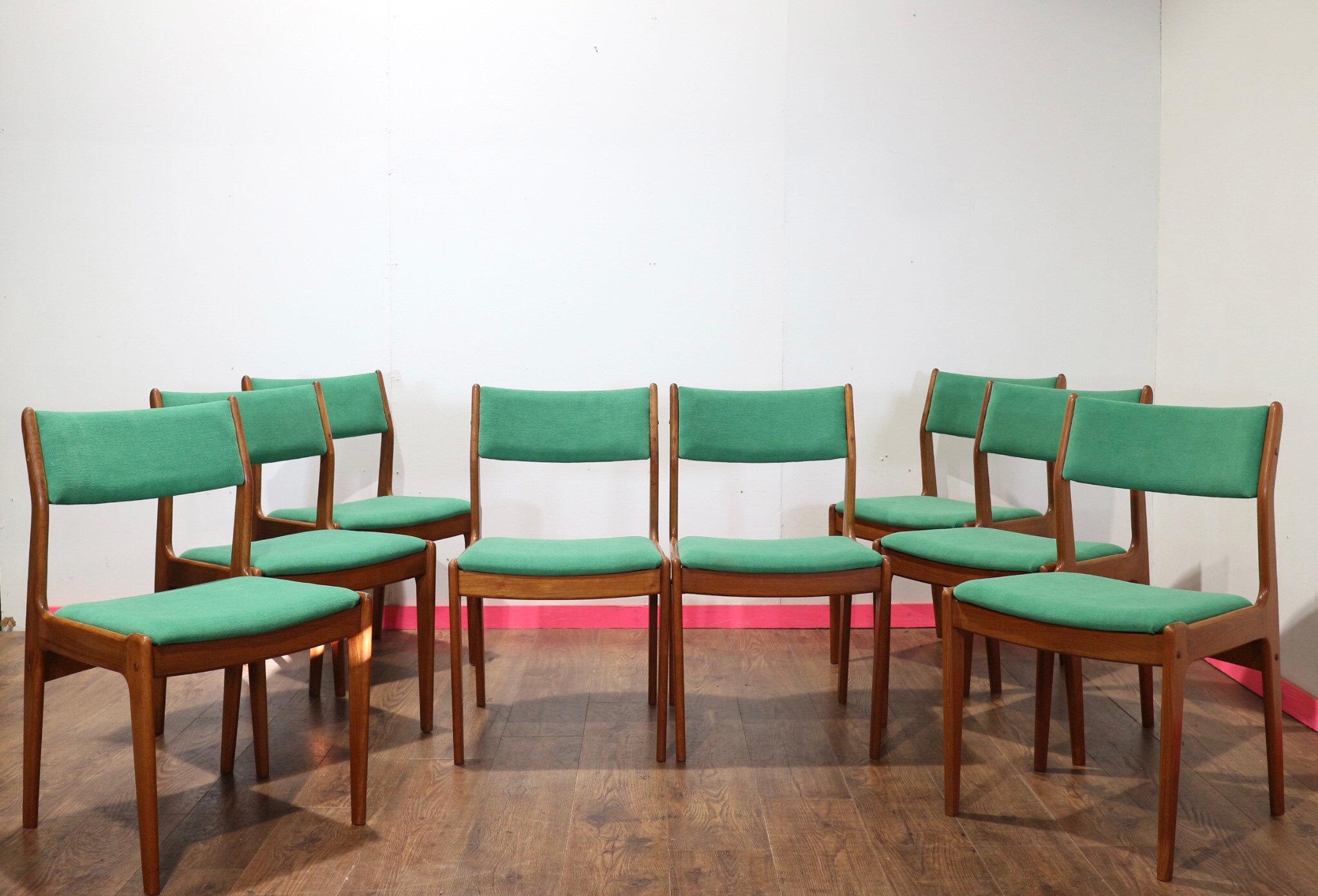 Discover timeless elegance with a stunning set of 8 Gangso Mobler dining chairs. Recently reupholstered in green fabric, these chairs combine great style with high comfort. Perfect for any mid-century modern enthusiast, they are not only visually