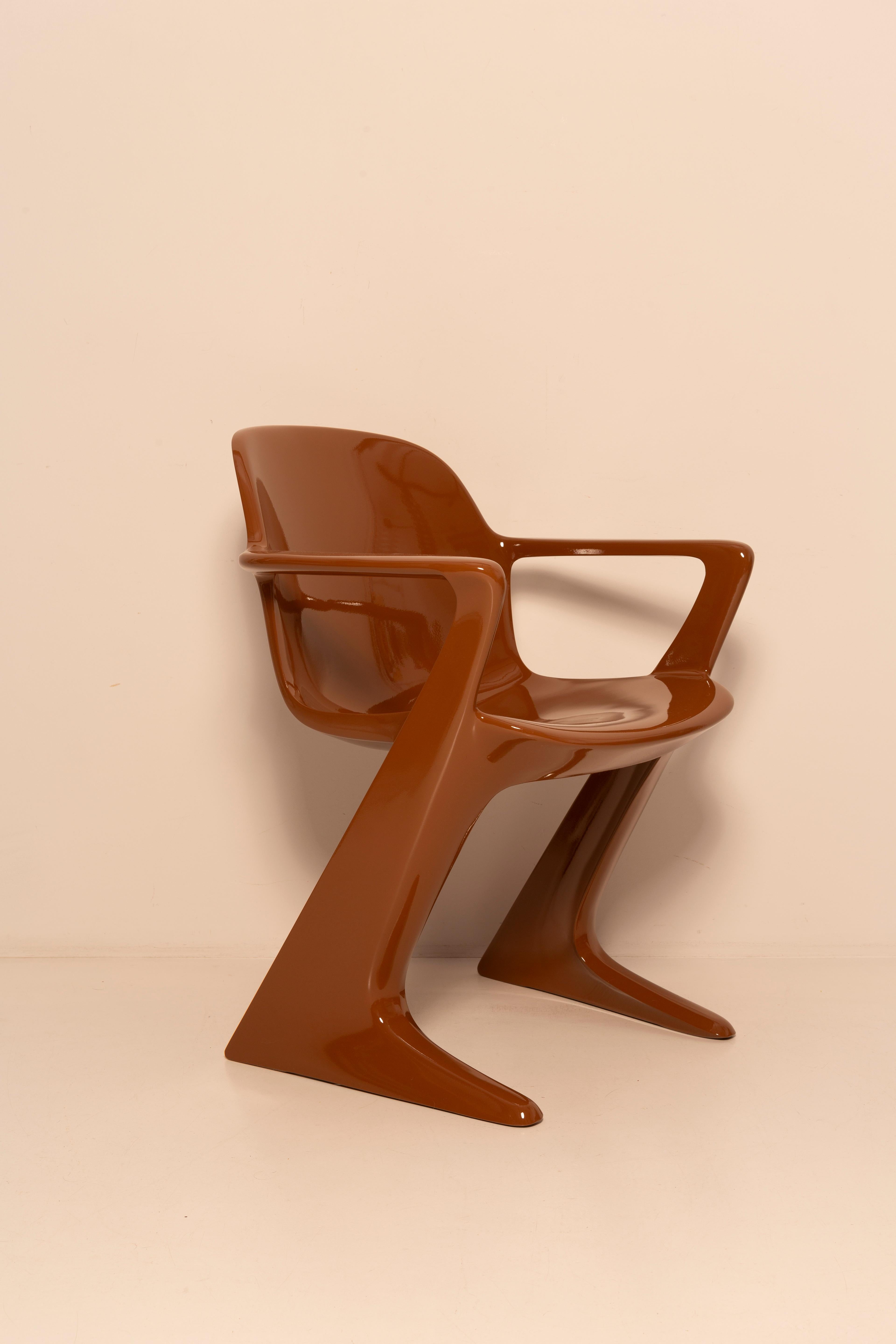 Este modelo se llama silla Z. Diseñada en 1968 en la RDA por Ernst Moeckl y Siegfried Mehl, versión alemana de la silla Panton. También llamada silla canguro o silla variopur. Producido en el este de Alemania.

La silla está después de una