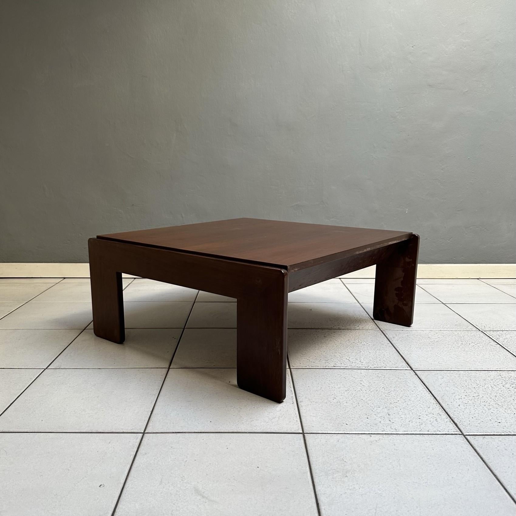 Seventies coffee table, design by Tobia & Afra Scarpa for Gavina.
It is one of the first tables produced in the Bastiano series.
coffee table in  dark brown wood.
The top is removable.
On the structure you can see the authenticity mark.
Very good