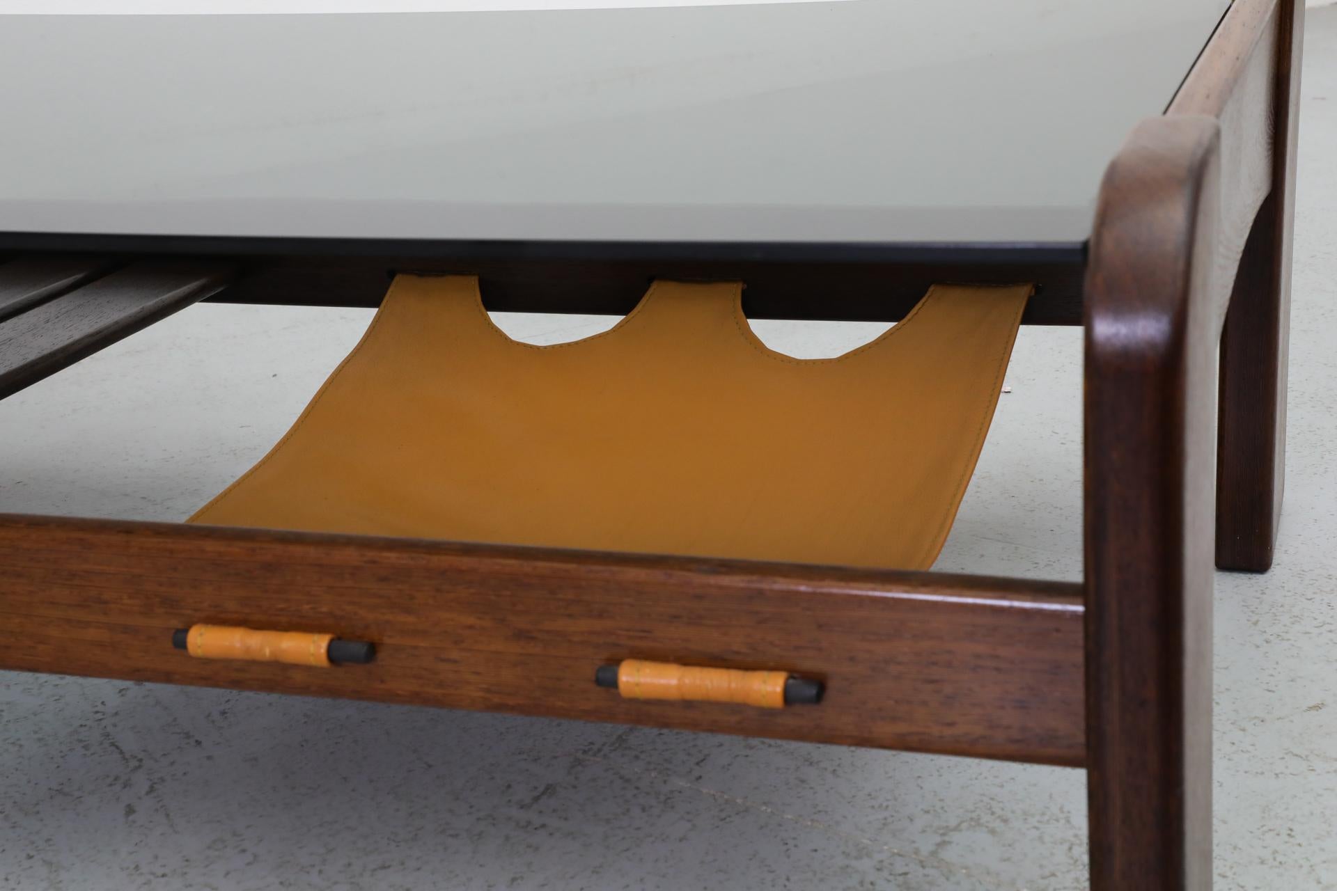 Table basse en wengé et verre fumé avec porte-revues - MOD du milieu du siècle 8
