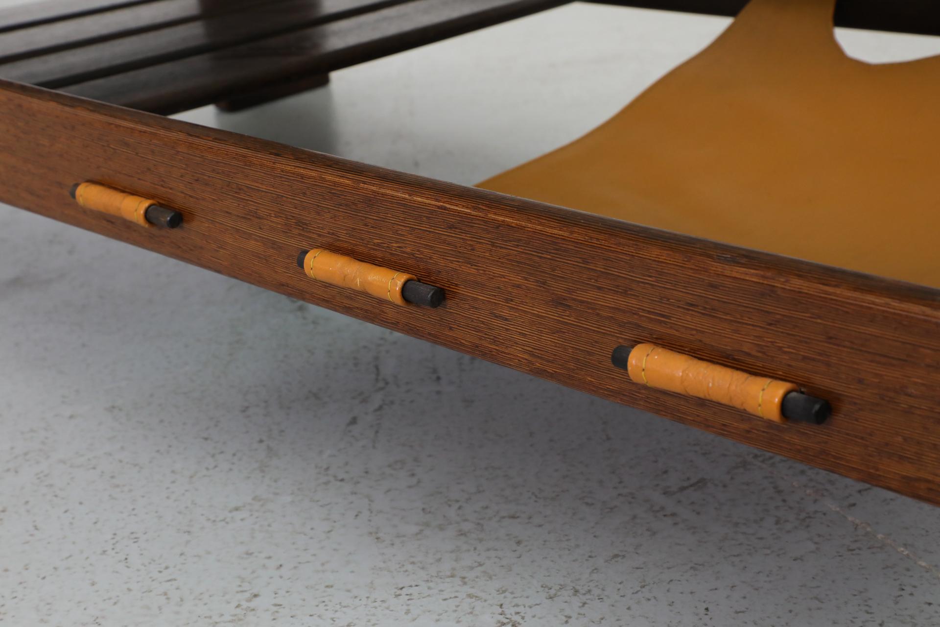 Table basse en wengé et verre fumé avec porte-revues - MOD du milieu du siècle 9