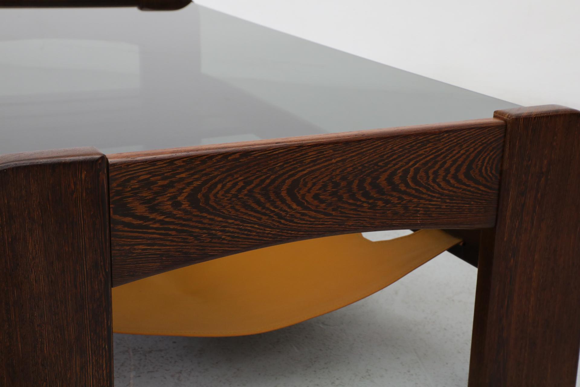 Table basse en wengé et verre fumé avec porte-revues - MOD du milieu du siècle 10