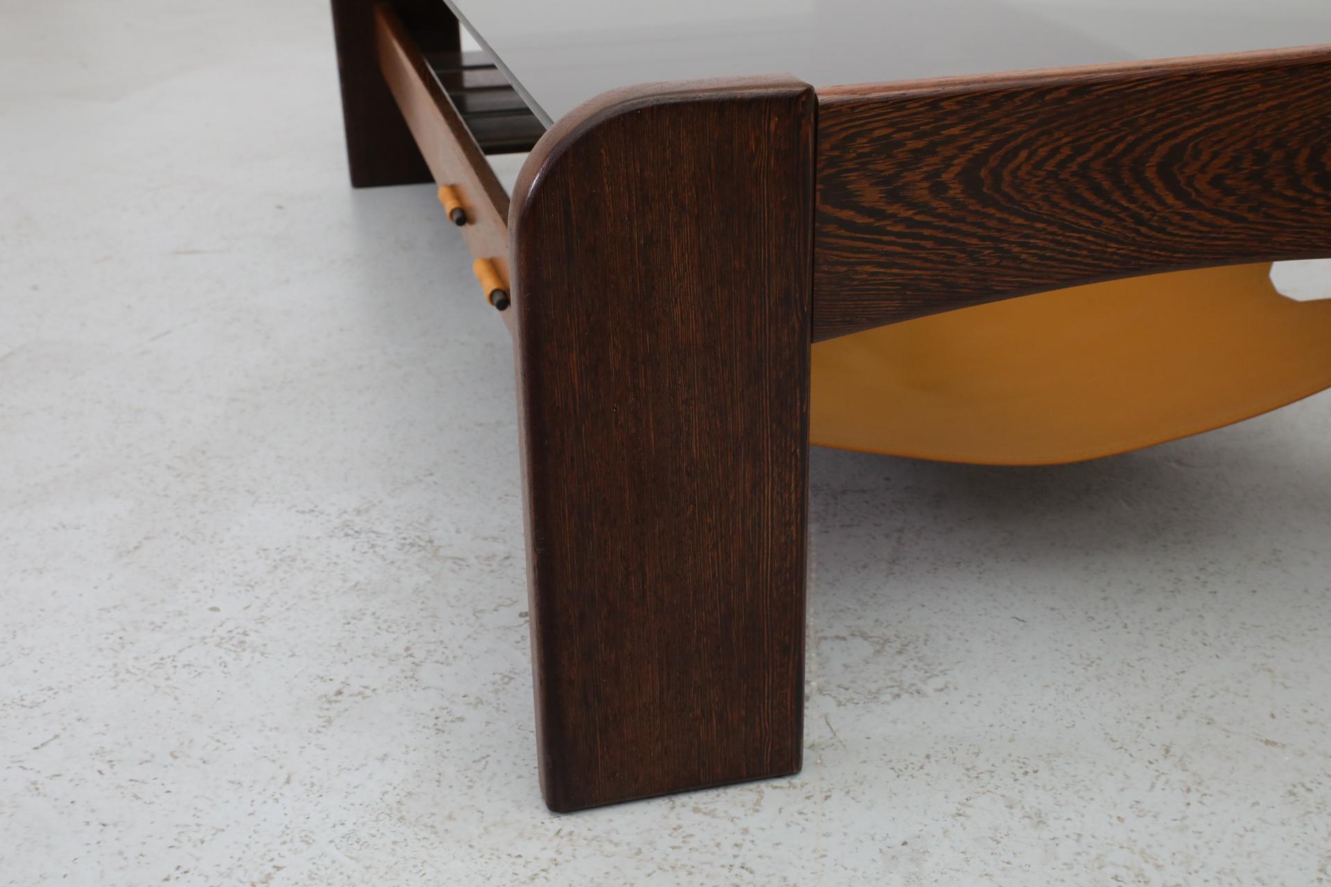 Table basse en wengé et verre fumé avec porte-revues - MOD du milieu du siècle 11