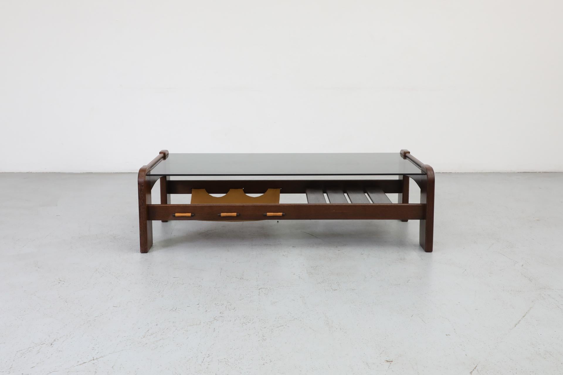 Mid-Century Modern Table basse en wengé et verre fumé avec porte-revues - MOD du milieu du siècle