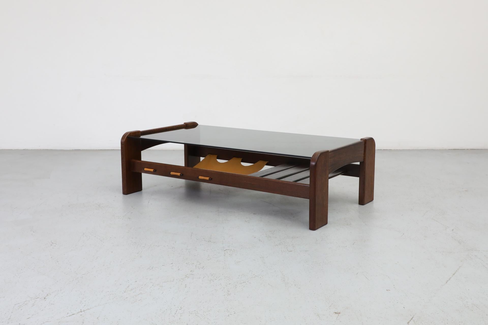Néerlandais Table basse en wengé et verre fumé avec porte-revues - MOD du milieu du siècle