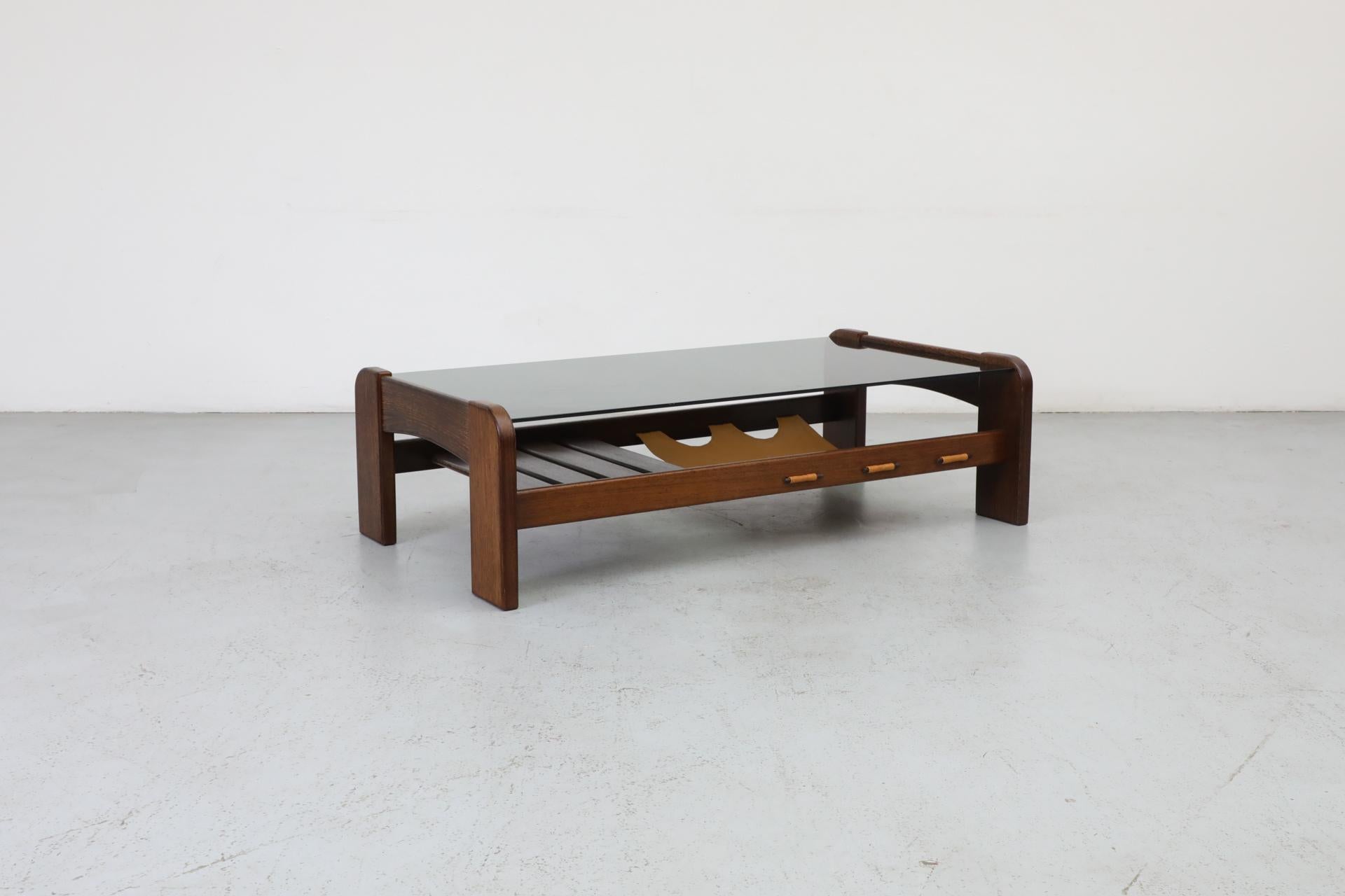 20ième siècle Table basse en wengé et verre fumé avec porte-revues - MOD du milieu du siècle