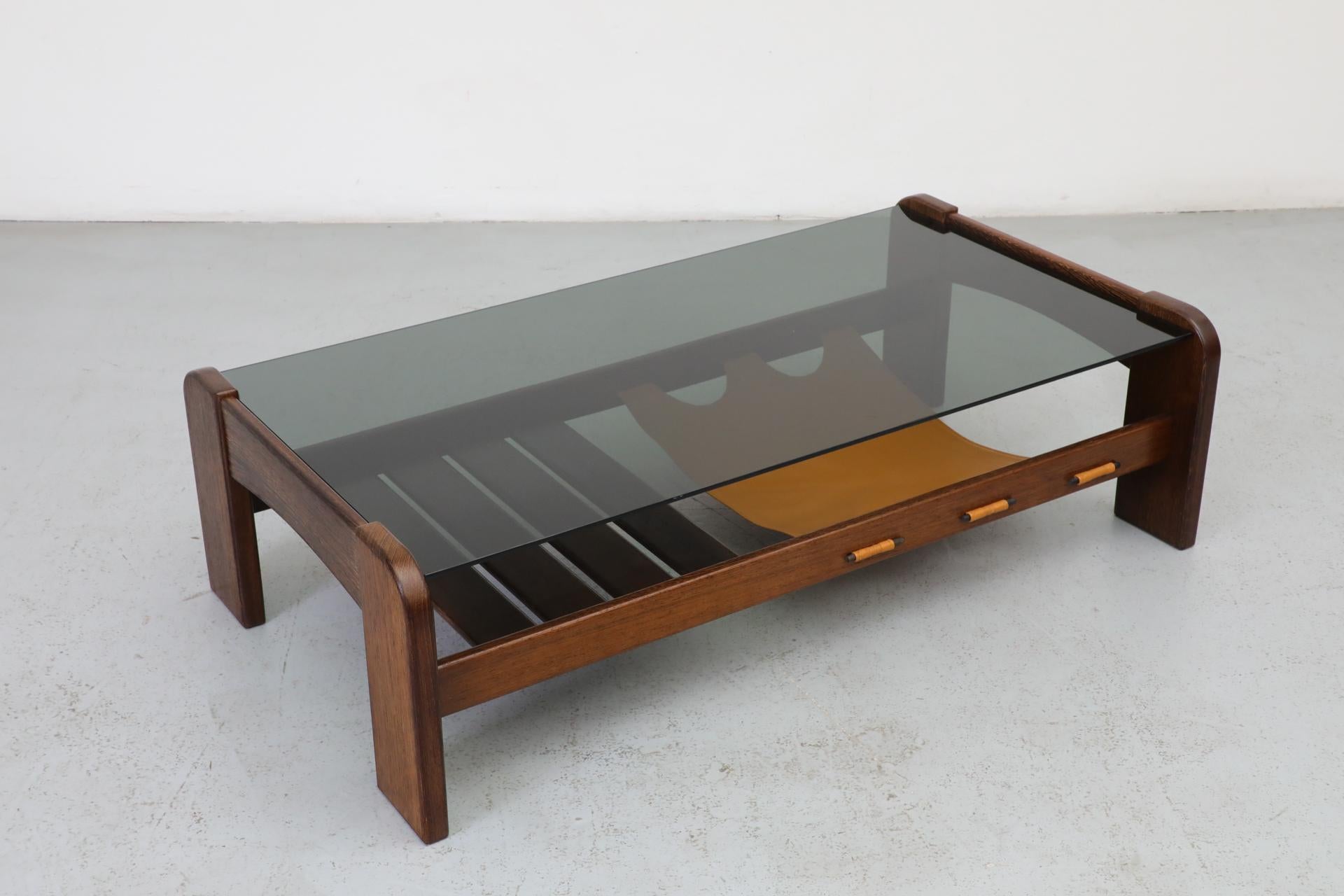 Cuir Table basse en wengé et verre fumé avec porte-revues - MOD du milieu du siècle