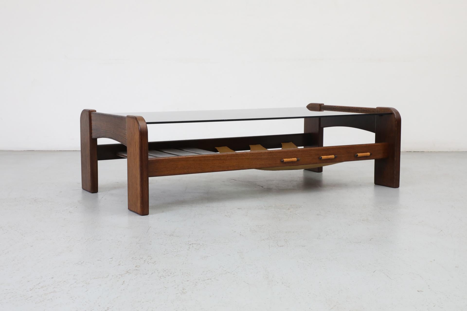 Table basse en wengé et verre fumé avec porte-revues - MOD du milieu du siècle 1
