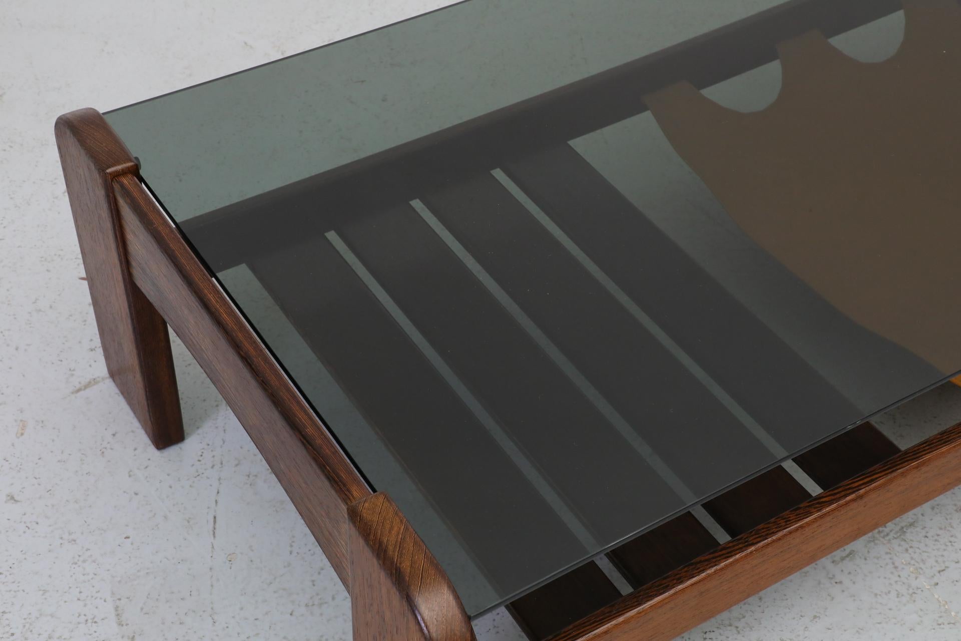 Table basse en wengé et verre fumé avec porte-revues - MOD du milieu du siècle 2