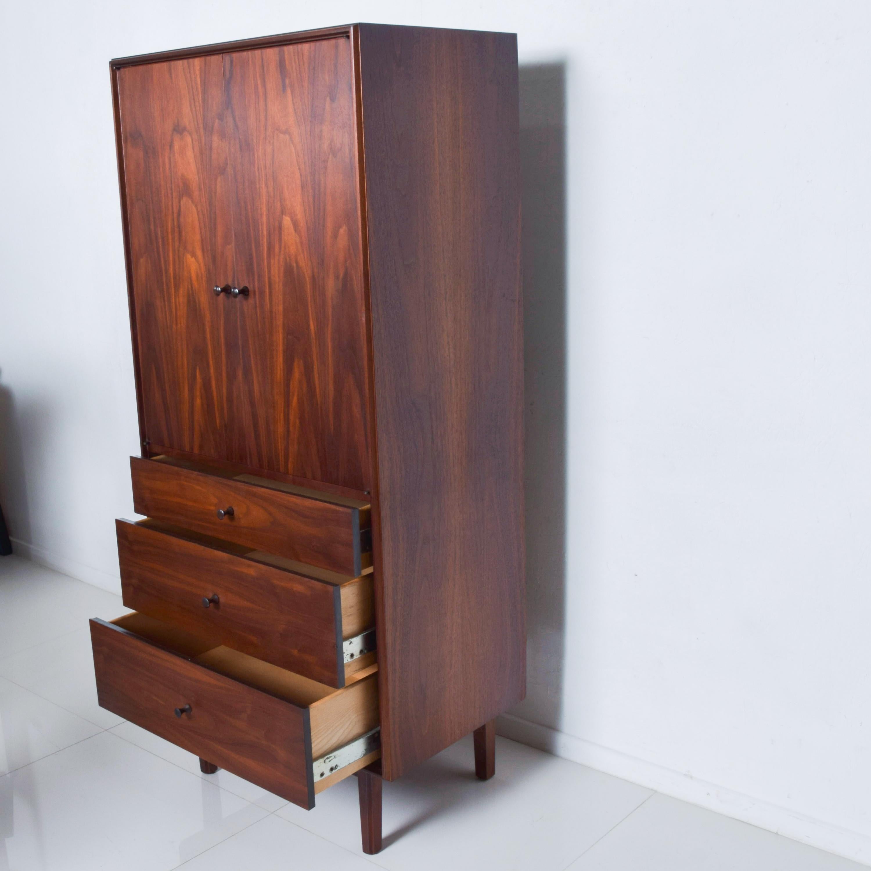 Mid-Century Modern Glenn of California Walnut Cabinet Dresser, Richard Thompson In Good Condition In Chula Vista, CA