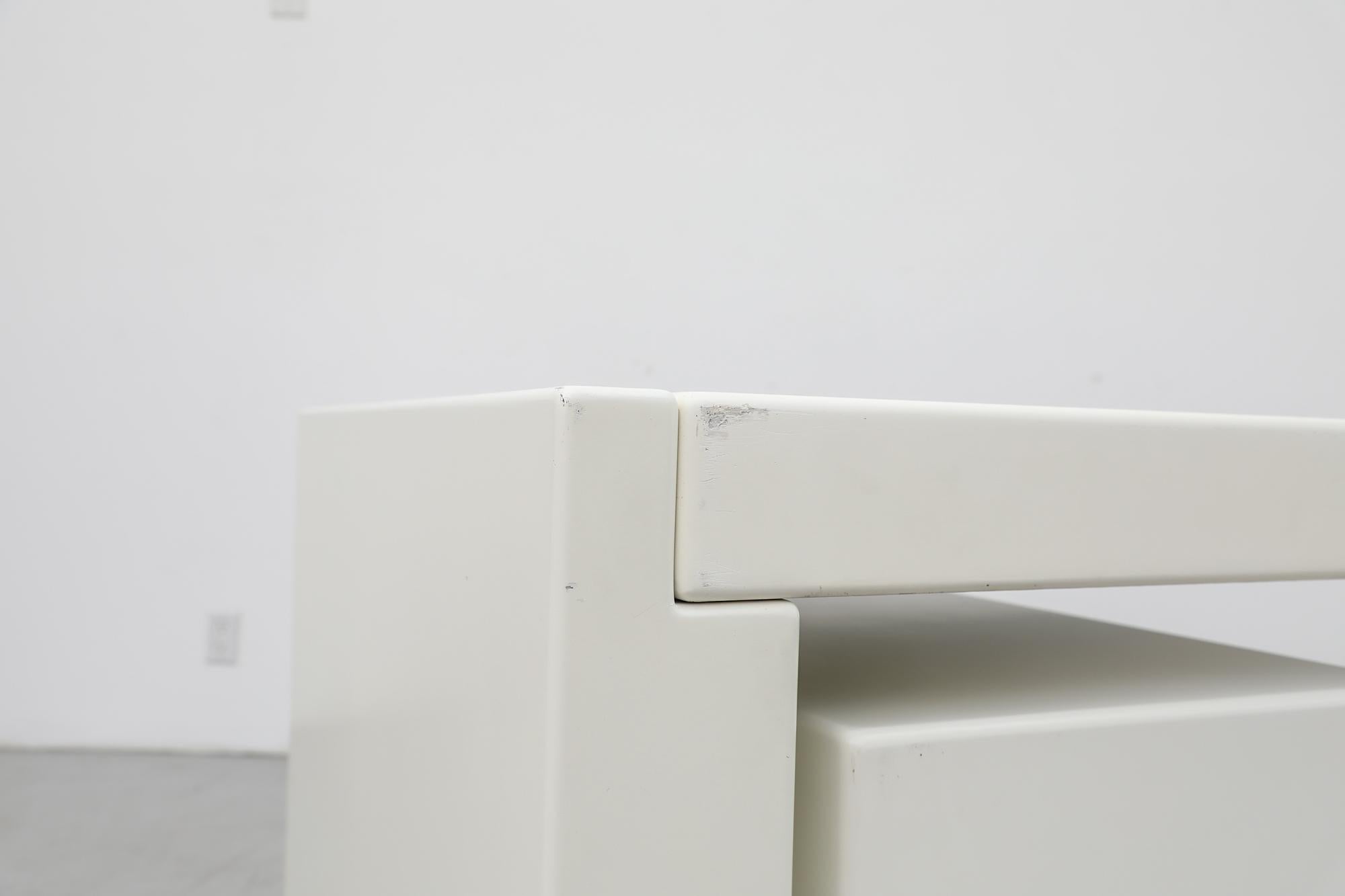 Mid-Century MOD Jean Maneval inspirierter klobiger weißer Mid-Century MOD Schreibtisch mit Rollenaufbewahrung im Angebot 2