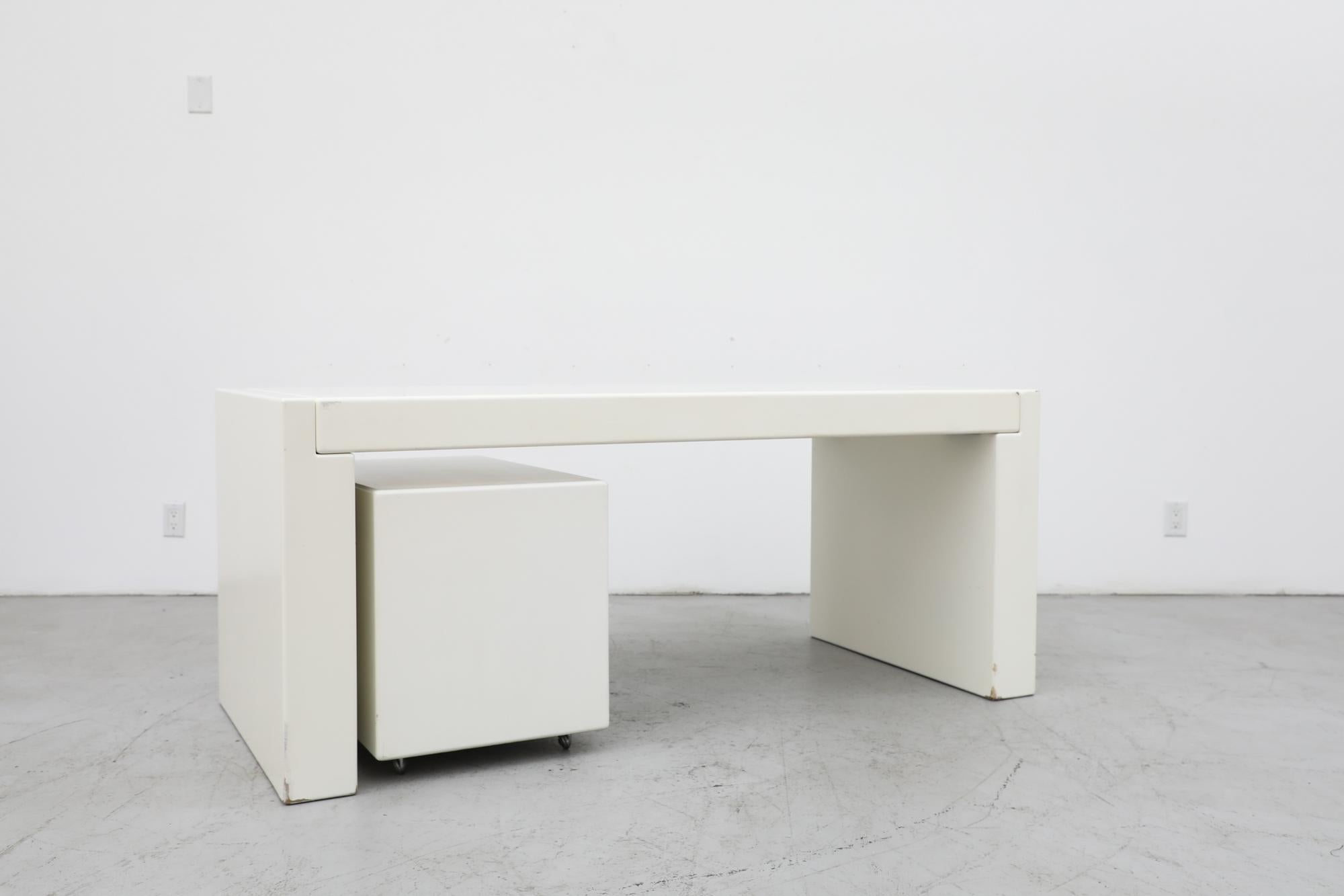 Mid-Century MOD Jean Maneval inspirierter klobiger weißer Mid-Century MOD Schreibtisch mit Rollenaufbewahrung (Glasfaser) im Angebot