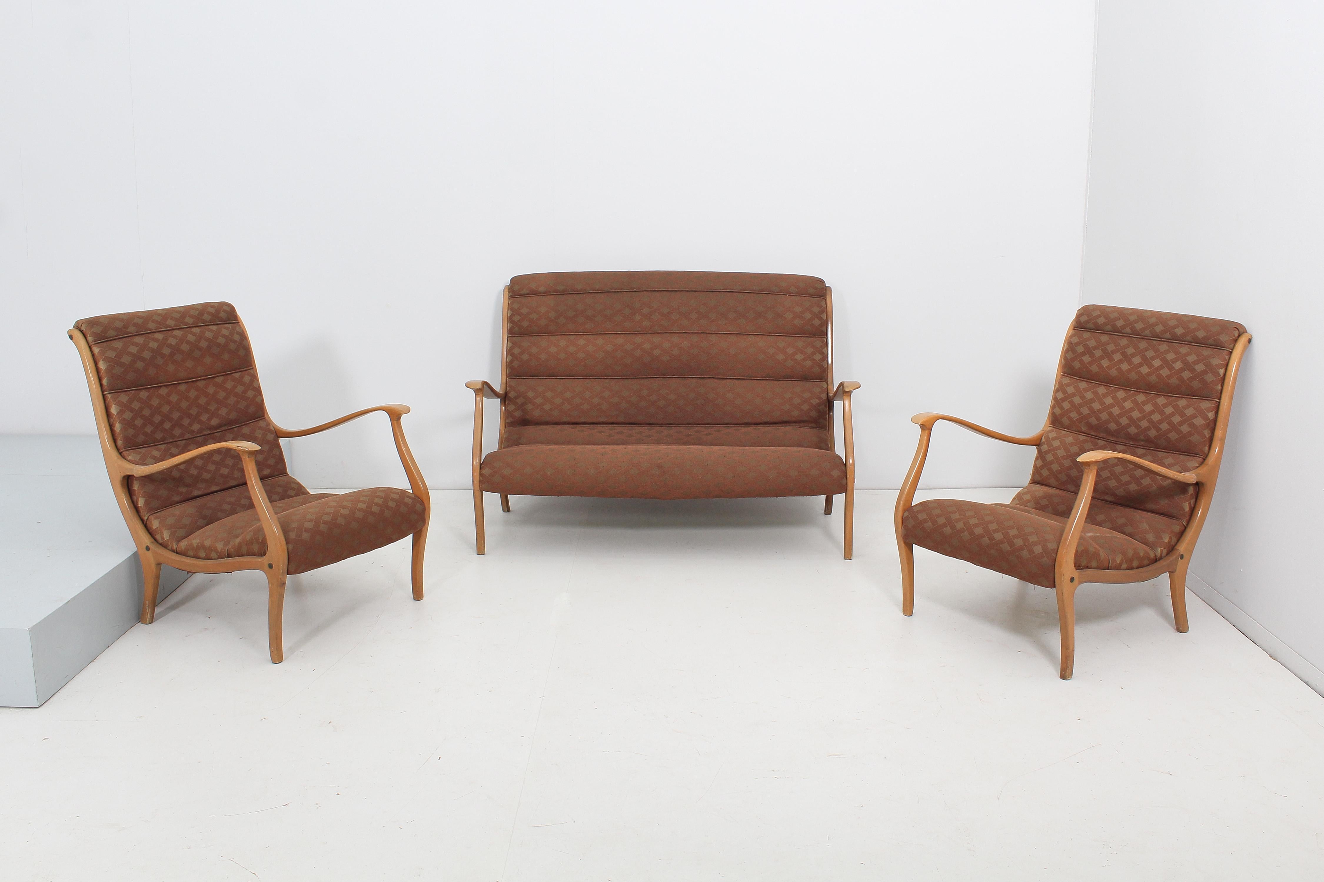 Conjunto muy elegante con sofá de dos plazas y pareja de sillones, con elegantes perfiles curvados de madera y acolchado en bandas, tapizados en tela con dibujo geométrico marrón claro. Mod. 