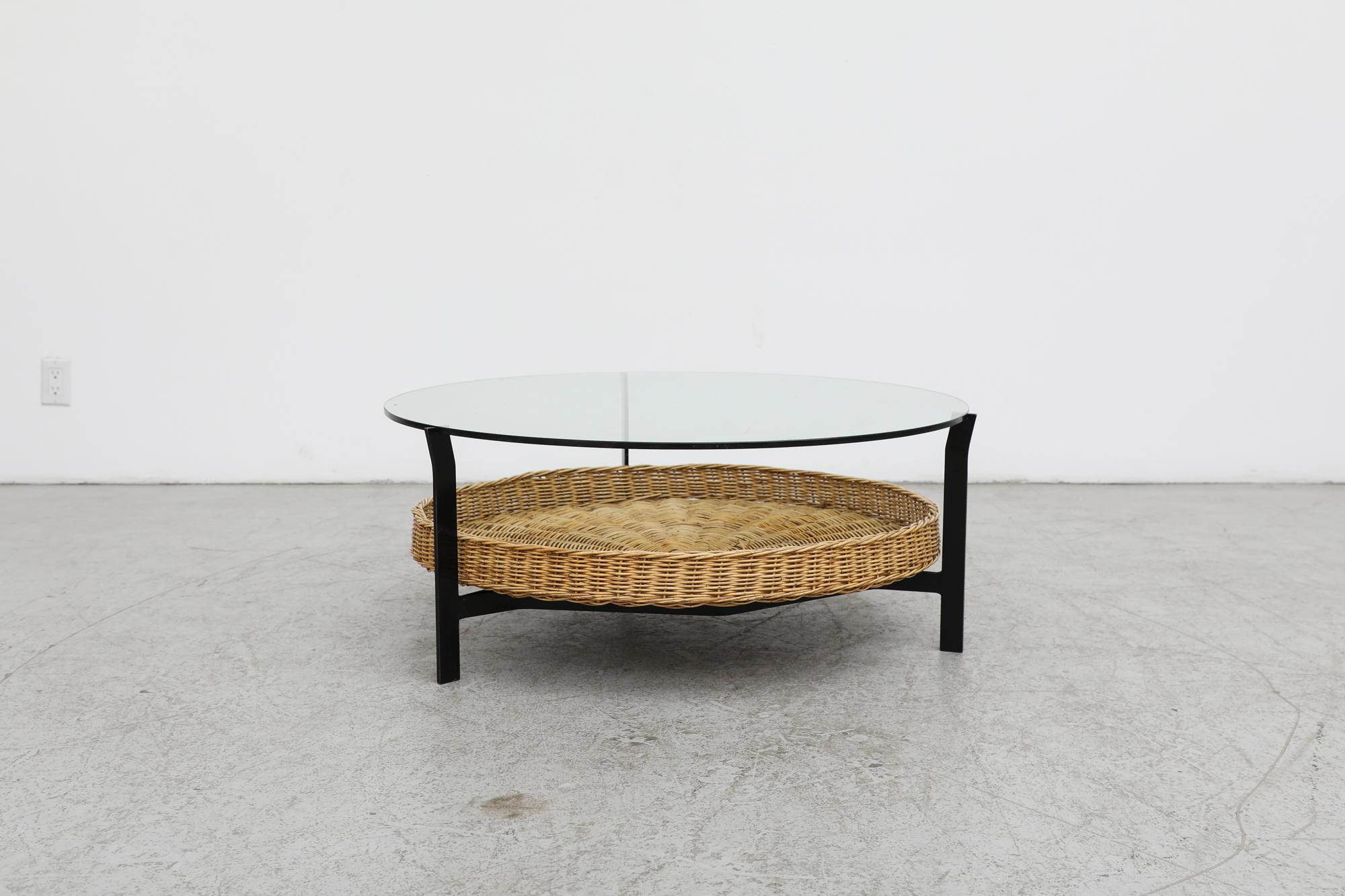 Mid-Century Modern Table basse ronde Rudolf Wolf en verre et rotin, mi-siècle moderne en vente