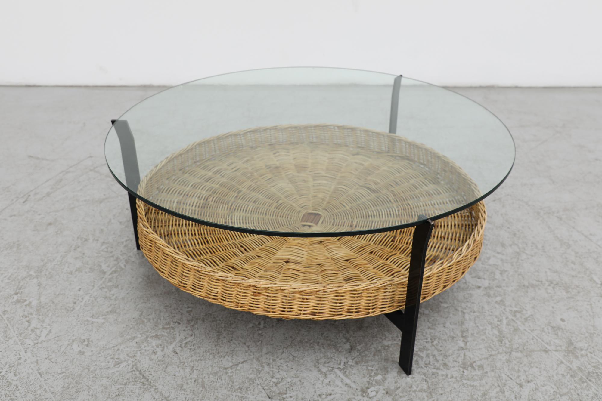 Émaillé Table basse ronde Rudolf Wolf en verre et rotin, mi-siècle moderne en vente