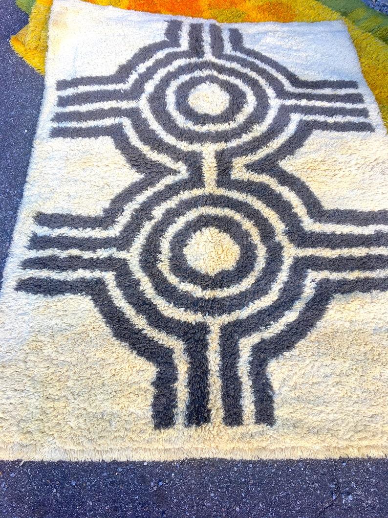 Shag rug, Rya rug, Scandi carpet,
has been in storage and is a vintage rug from a top collector.
Op Art shag carpet is a great 1970s mid century rug. Rya rug, Op art rug, Mod rug.
Scandinavian wool carpet.