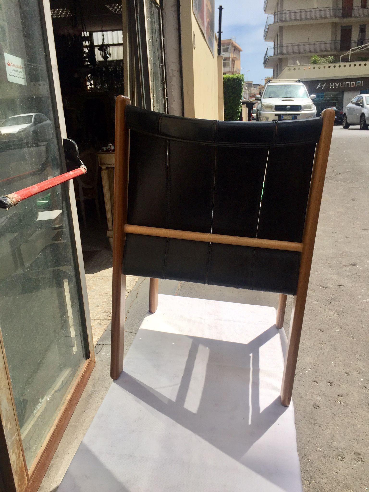 Mid Century Mode, G. Frattini for Bernini, Armchair in Walnut and Black Leather. In Good Condition For Sale In Catania, IT