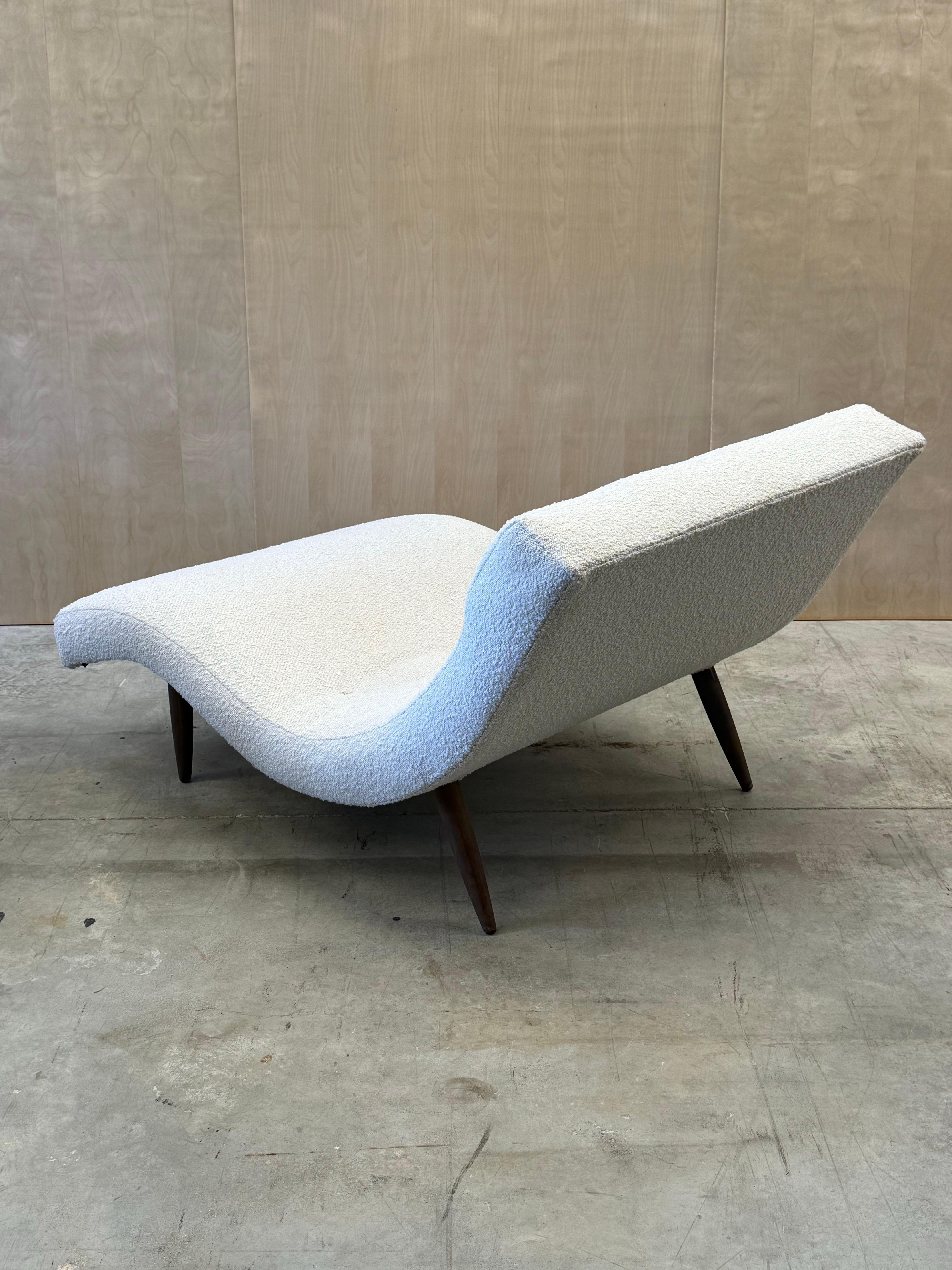 Chaise longue à vagues 108-C, modèle du milieu du siècle, par Adrian Pearsall pour Craft Associates, vers les années 1960. Ce design iconique de Pearsall présente un salon en forme de vague qui repose sur quatre pieds effilés en bois de noyer. Cette