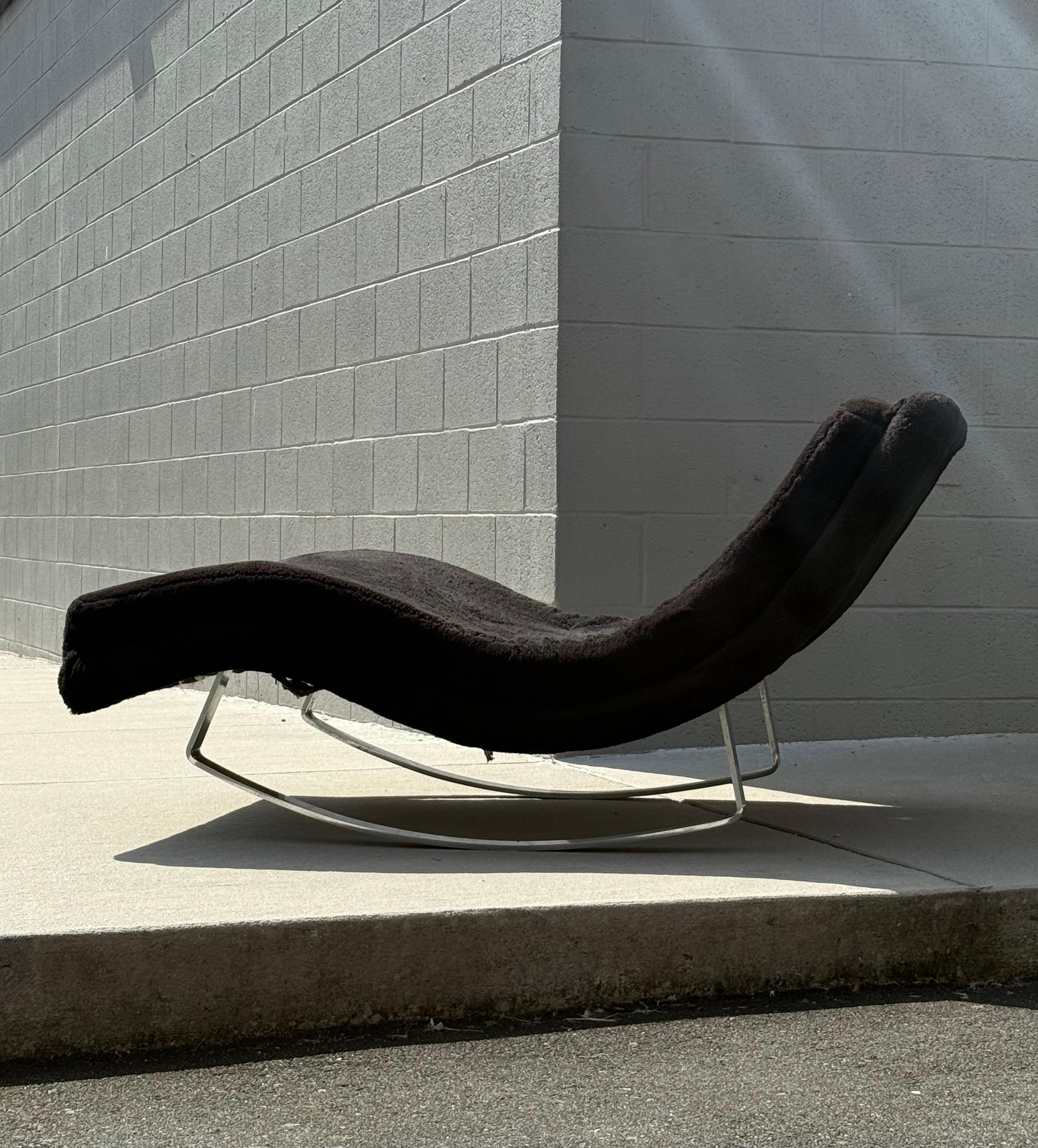 Chaise-lounge mecedora modelo 1264 de mediados de siglo. Diseñado originalmente por Adrian Pearsall para Craft Associates, hacia la década de 1960. Esta particular tumbona ondulada de Pearsall se suele encontrar con la base esculpida de nogal,
