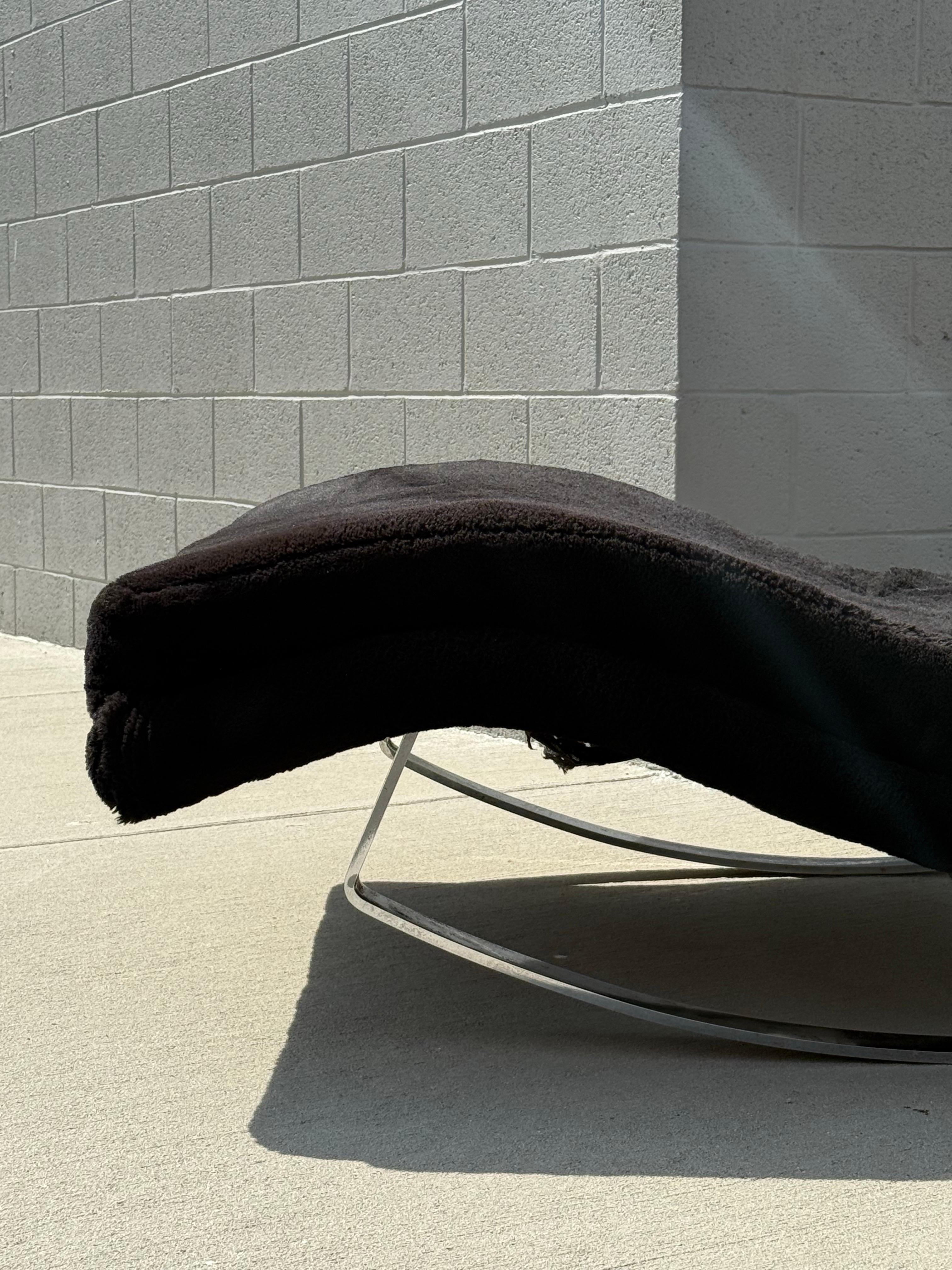 Chaise Wave mecedora de mediados de siglo, modelo 1264, de Adrian Pearsall Metal en venta