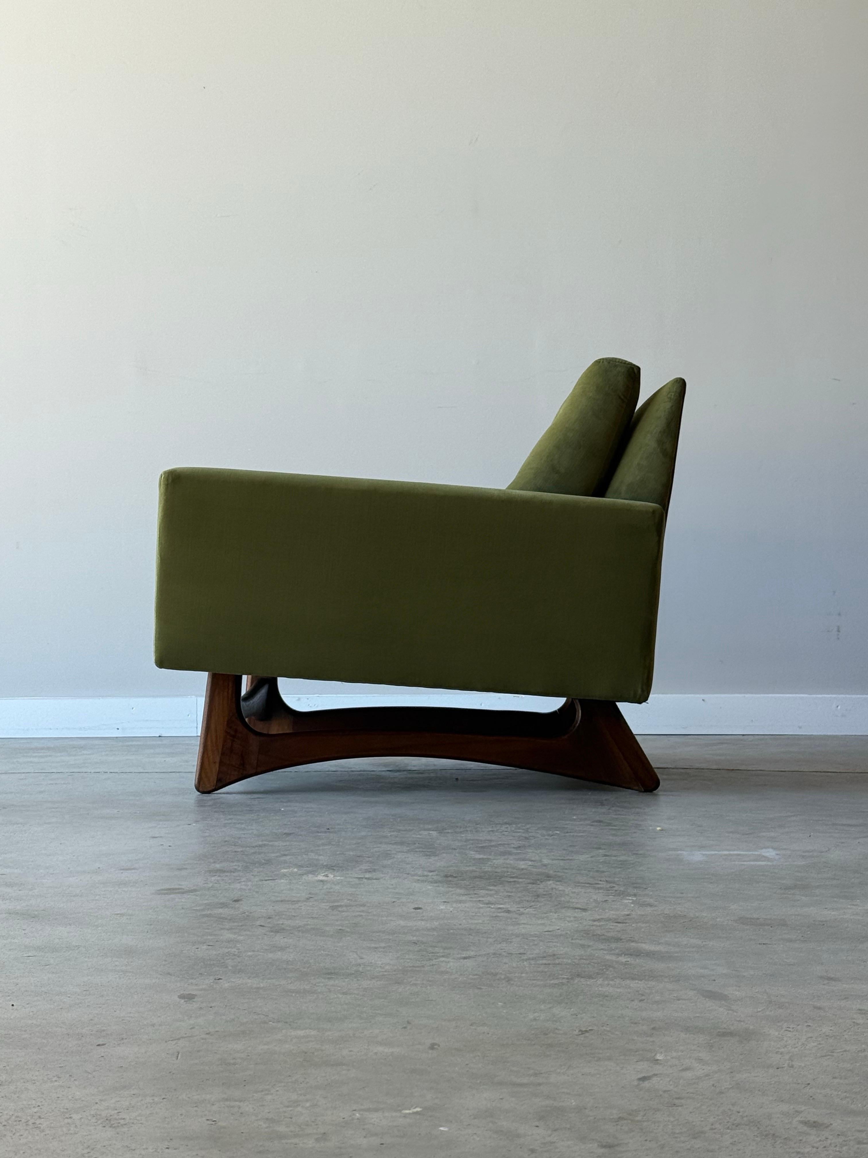 Mid-century model no. 2406 lounge by Adrian Pearsall for Craft Associates, made circa 1960s. Highly sought after lounge with the sculpted walnut base being the show stopper element. The base is the signature design of Adrian Pearsall. Sitting atop