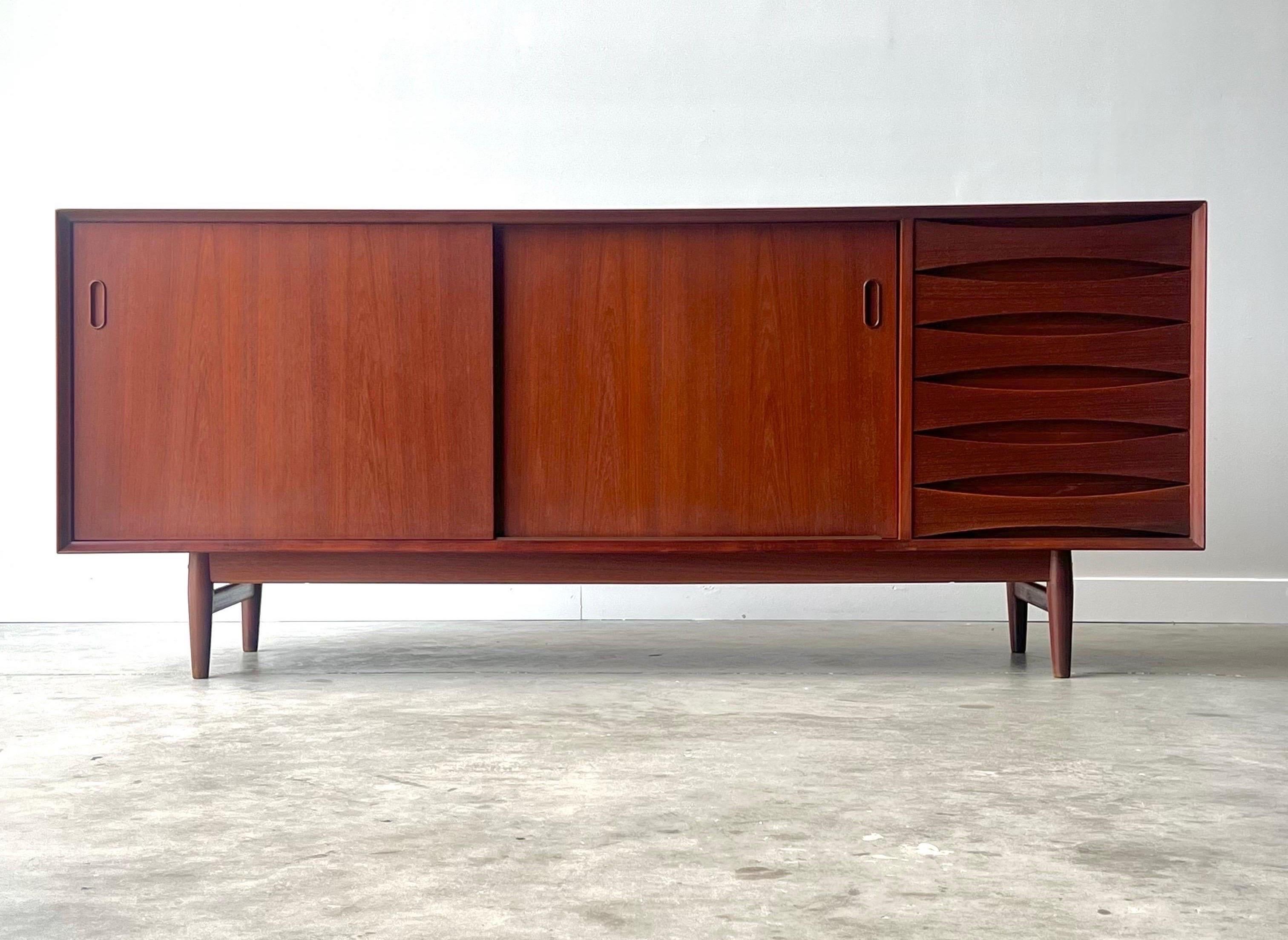 Mid-Century Model 29 Sideboard by Arne Vodder 3