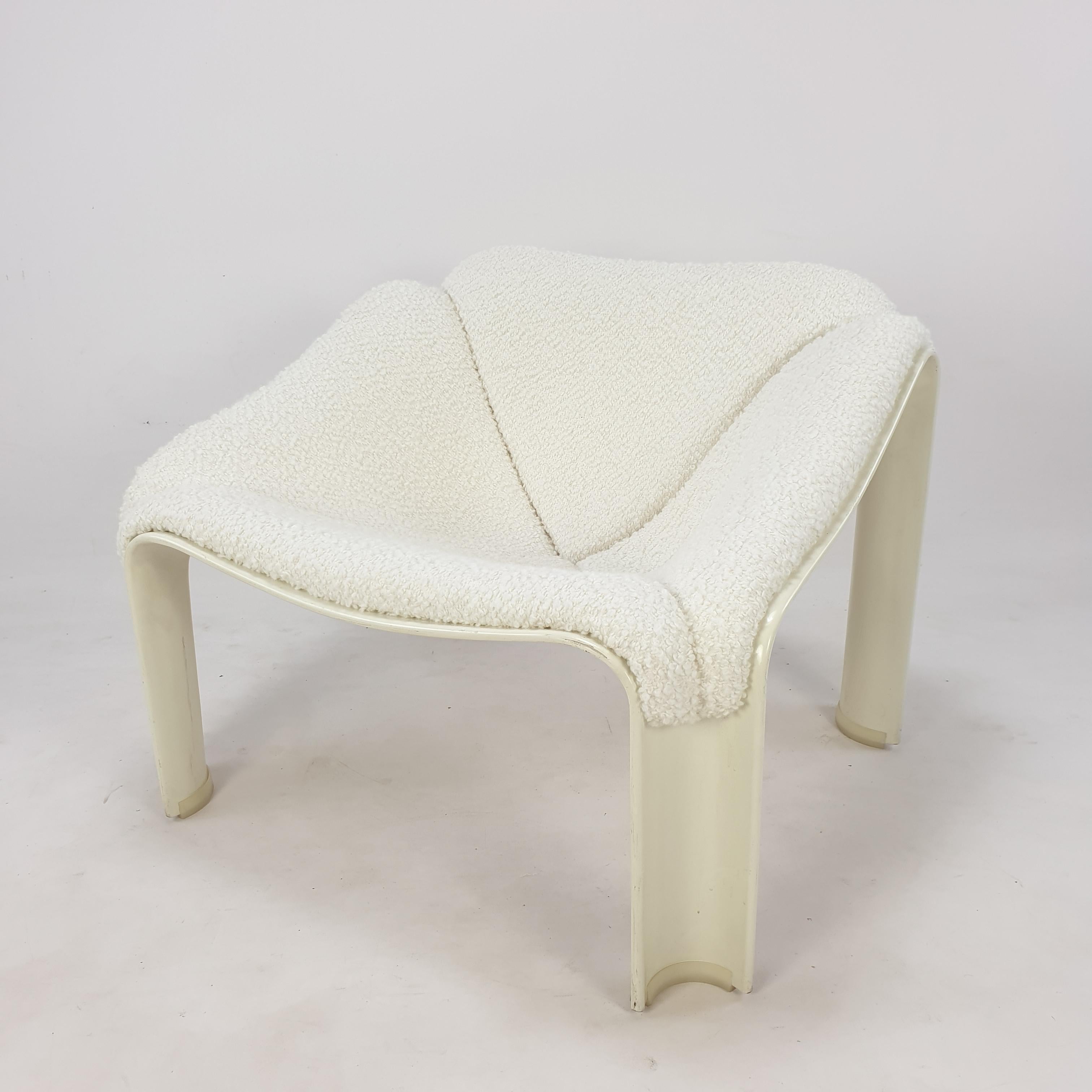 Very nice and comfortable Artifort Model 300 chair, designed by Pierre Paulin.
This model is designed and produced in the 70's.

Original hard polyurethane moulded shell.
Just upholstered with stunning Alpaca bouclé fabric.

Label present,