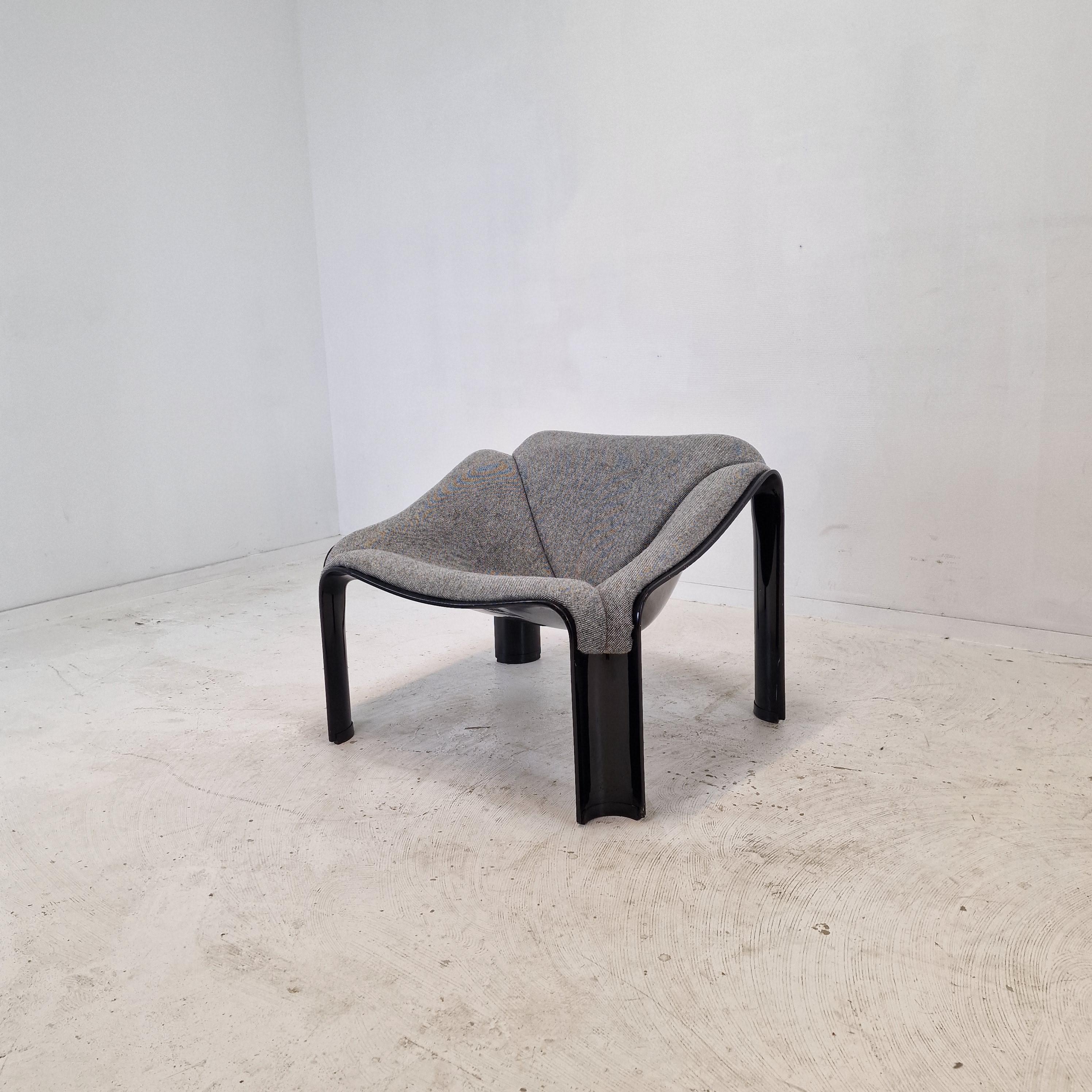 Very nice and comfortable Artifort Model 303 chair, designed by Pierre Paulin.
This model is designed and produced in the 70's.

Original hard polyurethane moulded shell.
Upholstered with high quality wool fabric.
It has the normal traces of use,