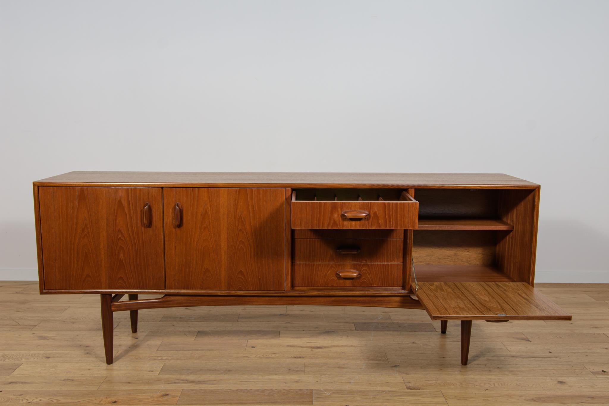 Mid-Century Model 4058 Sideboard by Victor Wilkins for G-Plan, 1960s For Sale 2