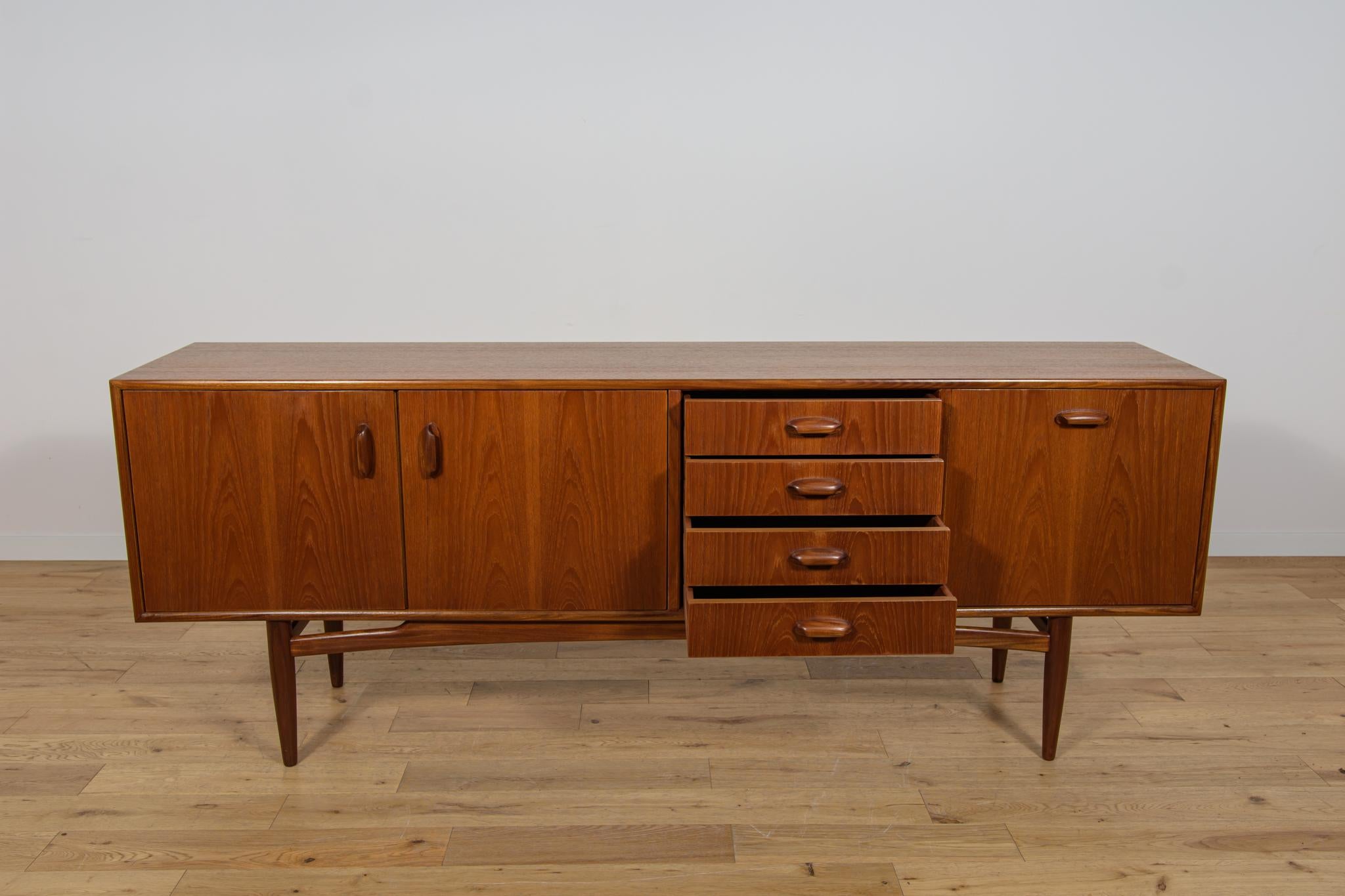 Mid-Century Model 4058 Sideboard by Victor Wilkins for G-Plan, 1960s For Sale 3