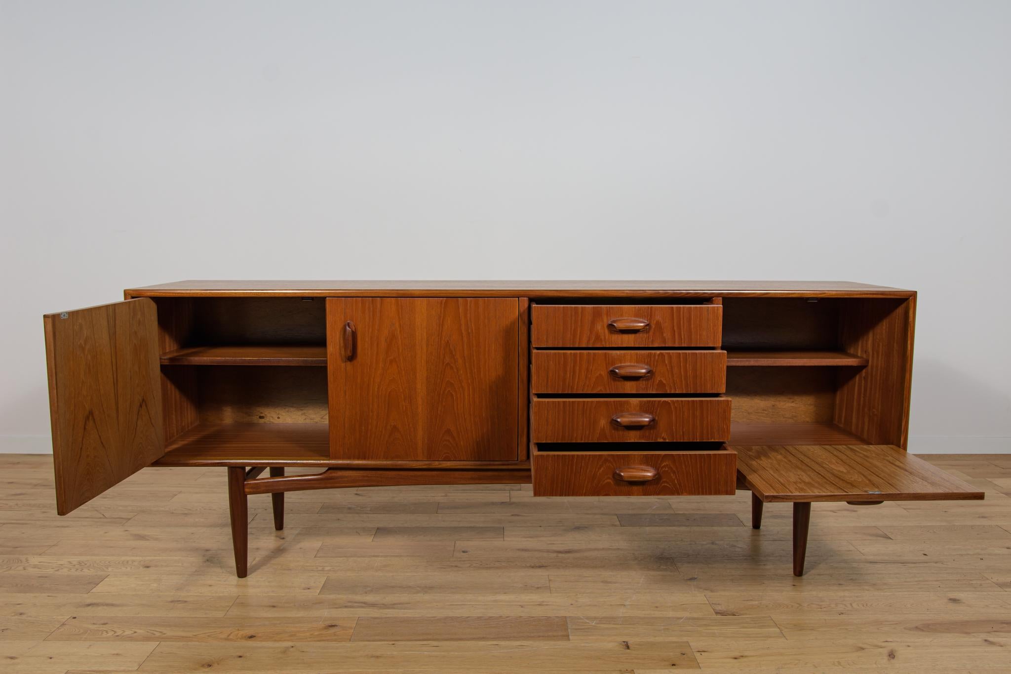 Mid-Century Model 4058 Sideboard by Victor Wilkins for G-Plan, 1960s For Sale 1
