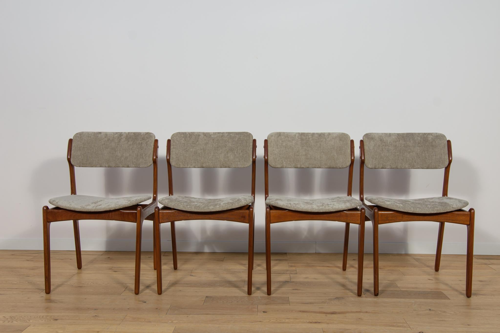 Questo set di quattro sedie da sala da pranzo modello 49 in teak è stato progettato da Erik Buch e realizzato dalla Odense Mobelfabrik negli anni '60. Sedie dopo un restauro completo di falegnameria e tappezzeria. La tappezzeria interna è stata