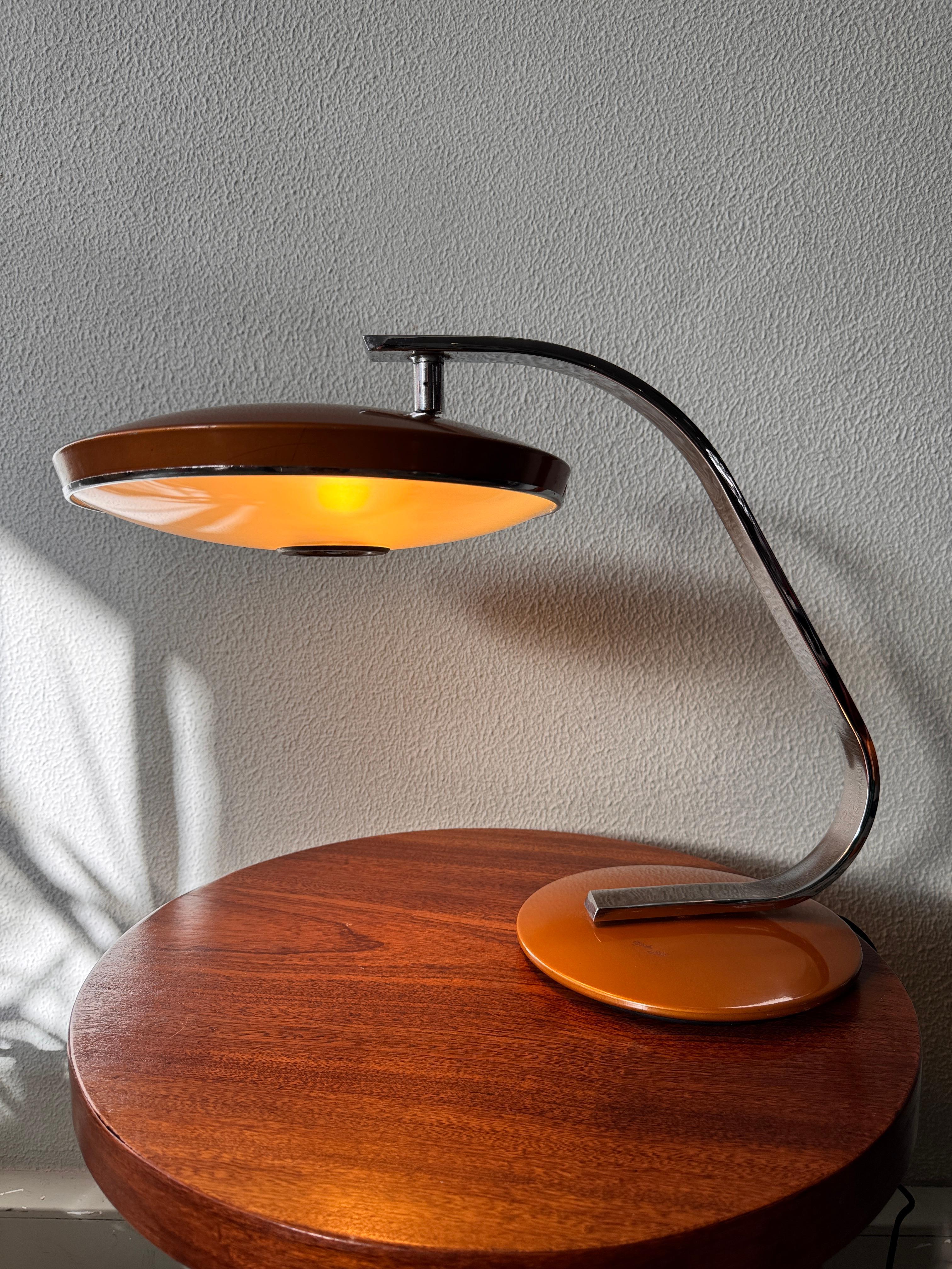 The Model 520 Table Lamp by Fase, designed by Luis Pérez de la Oliva in the 1970s, is a refined example of Spanish mid-century lighting design. This desk lamp perfectly combines functionality and elegance, making it a standout piece for collectors