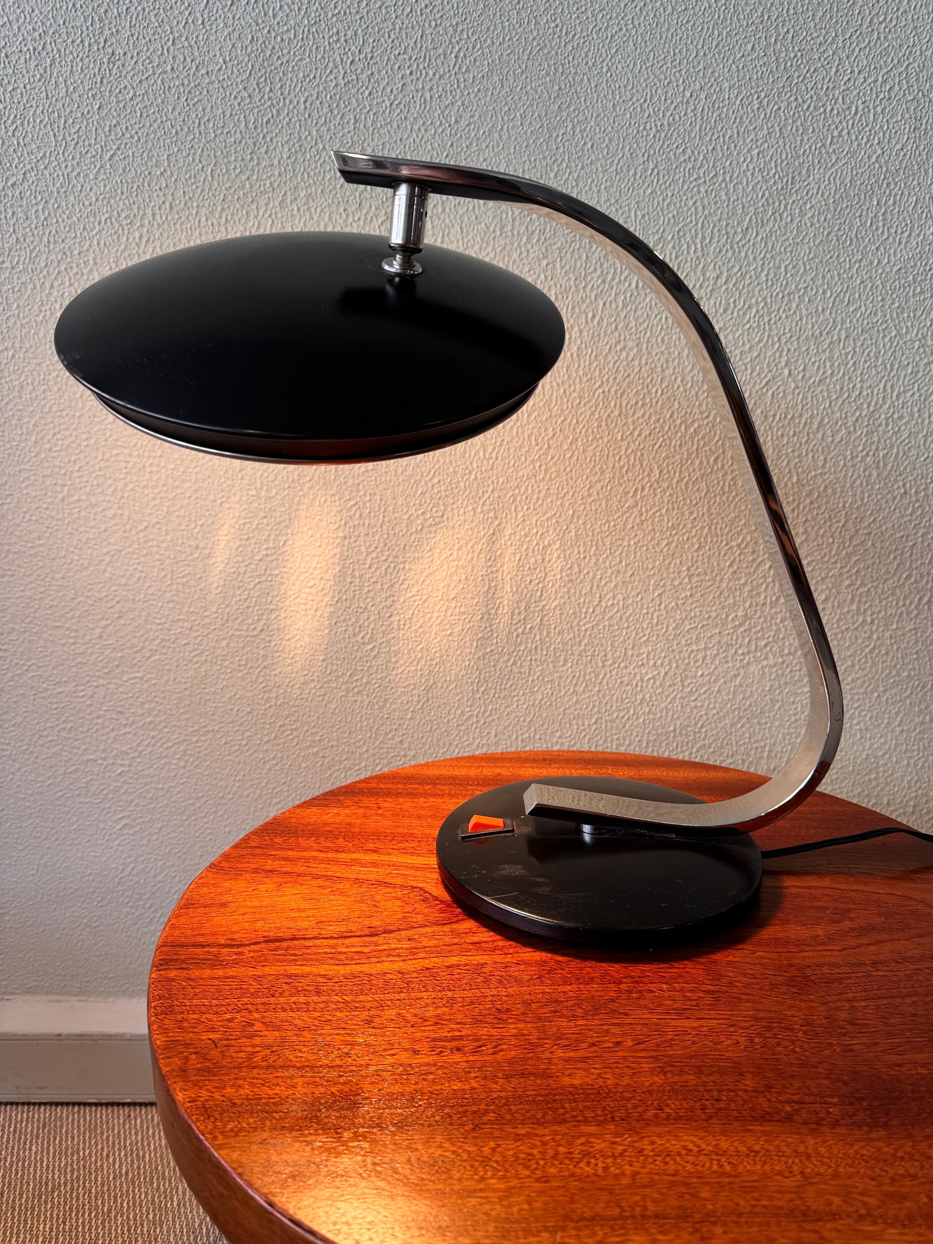 Late 20th Century Mid-Century Model 520 Table Lamp in the style of Luis Perez de la Oliva, 1970s For Sale