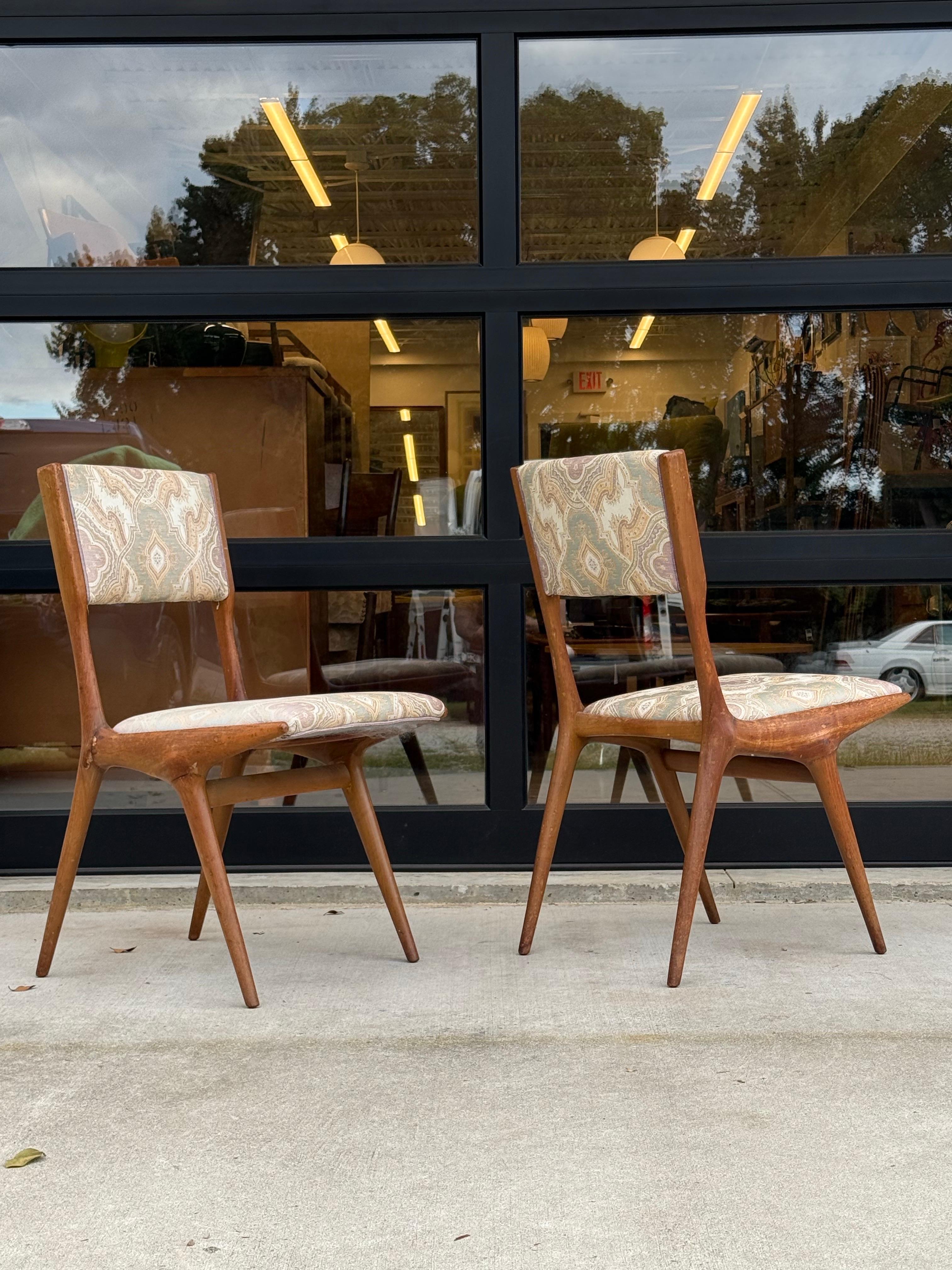 Le sedie Model 634, progettate dallo stimato architetto e designer italiano Carlo De Carli all'inizio degli anni '50, rappresentano l'apice dell'eleganza e dell'artigianato moderno di metà secolo. 

Le sedie sono caratterizzate da una struttura in