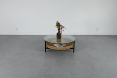 Runder Couchtisch "Model No. 743" aus der Jahrhundertmitte mit Zeitschriftenkorb aus Rattan