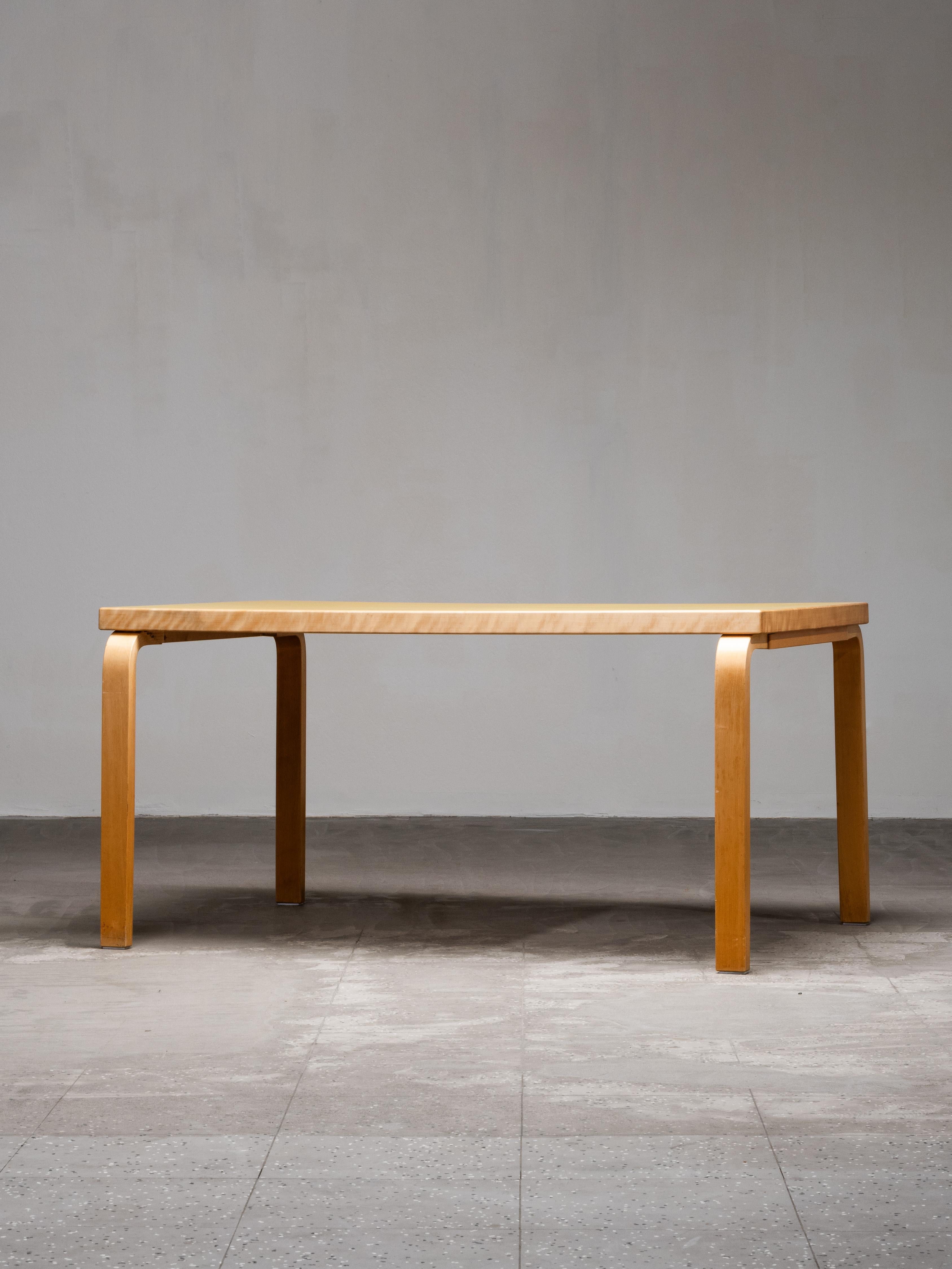 Mid-Century Model 82 Table with Yellow Linoleum by Alvar Aalto, Artek, Finland in vendita 3