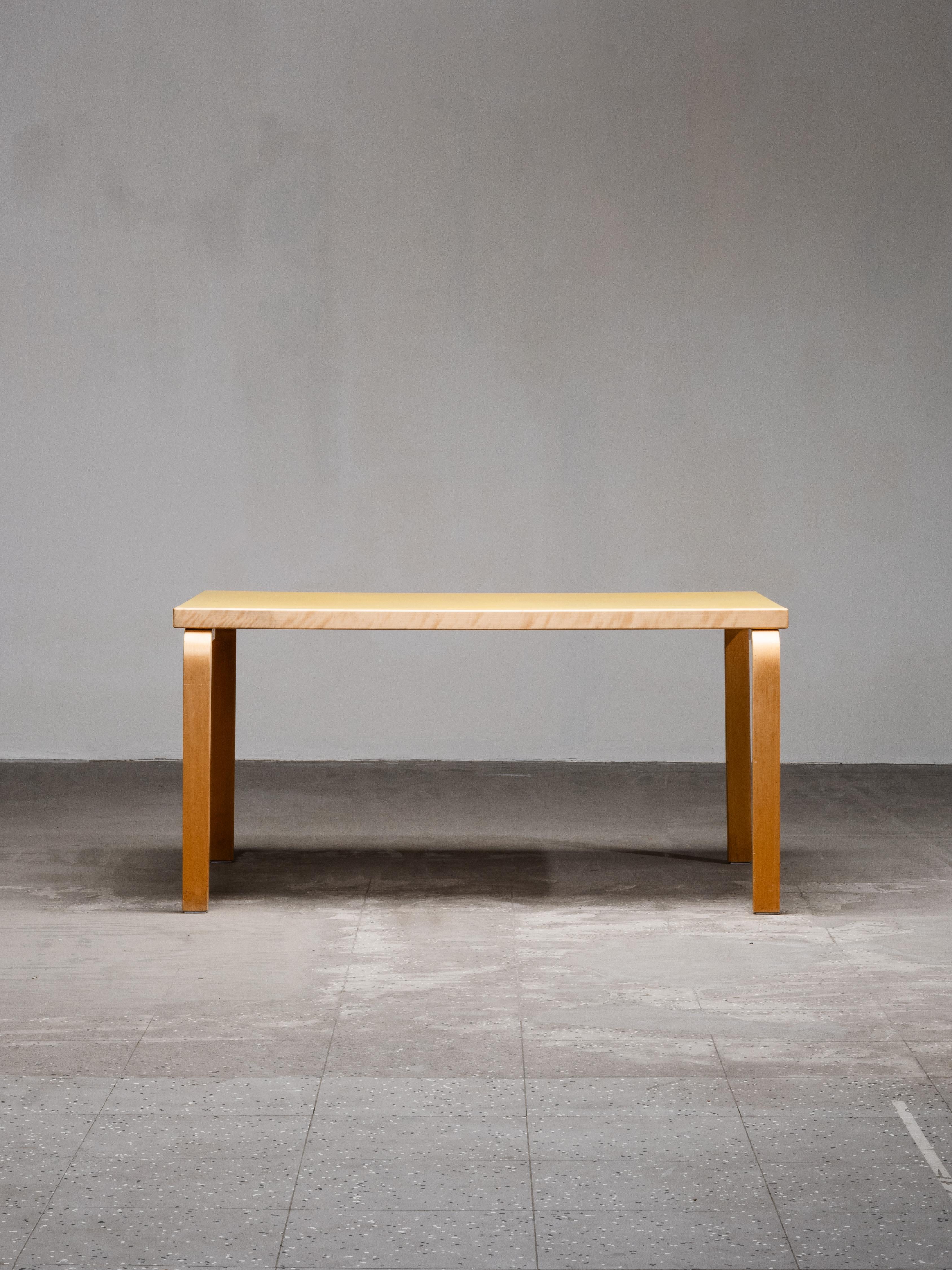 Mid-Century Model 82 Table with Yellow Linoleum by Alvar Aalto, Artek, Finland in vendita 4