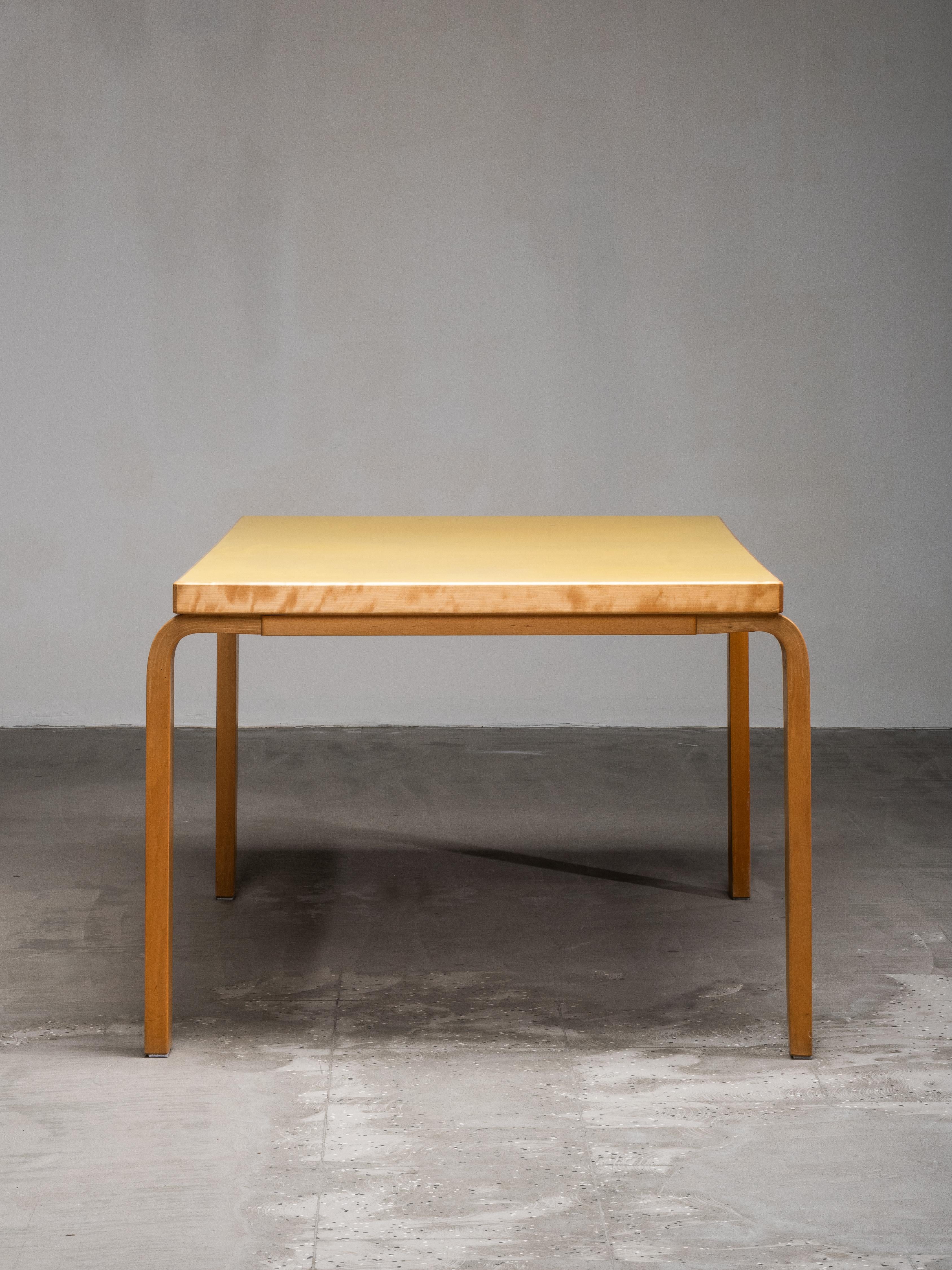Mid-Century Model 82 Table with Yellow Linoleum by Alvar Aalto, Artek, Finland in vendita 5