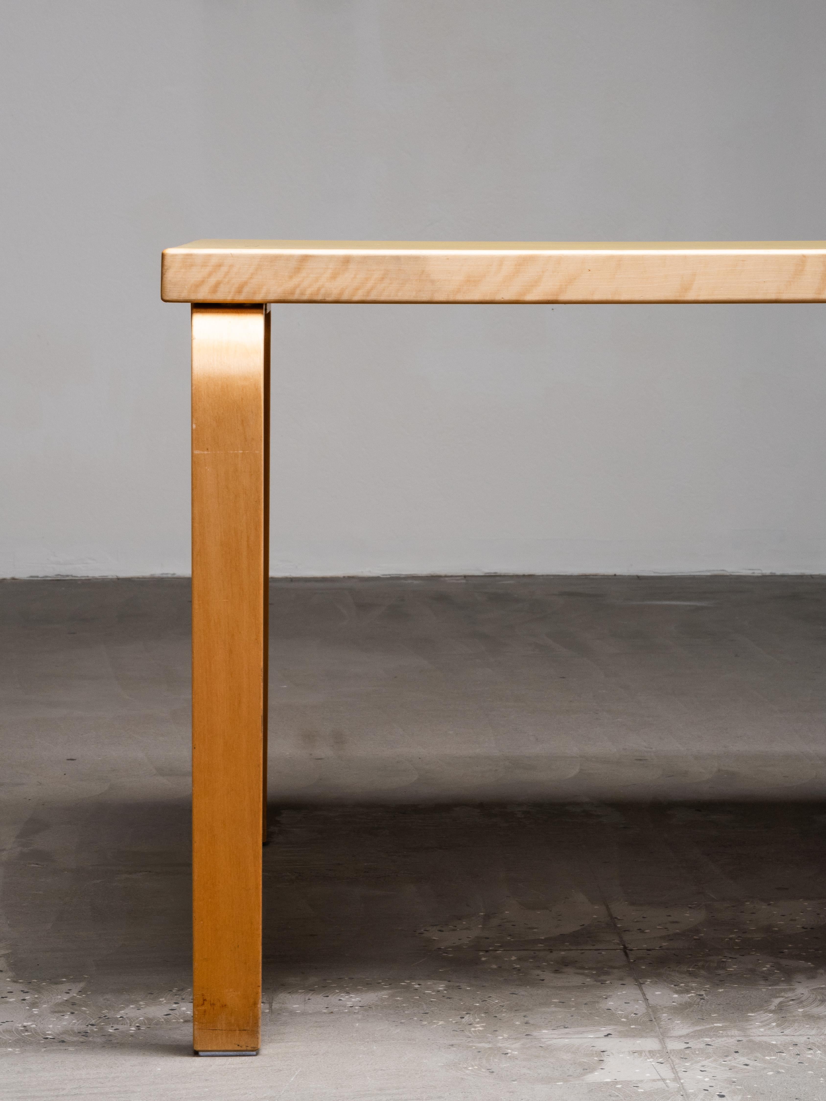 Mid-Century Model 82 Table with Yellow Linoleum by Alvar Aalto, Artek, Finland in vendita 6