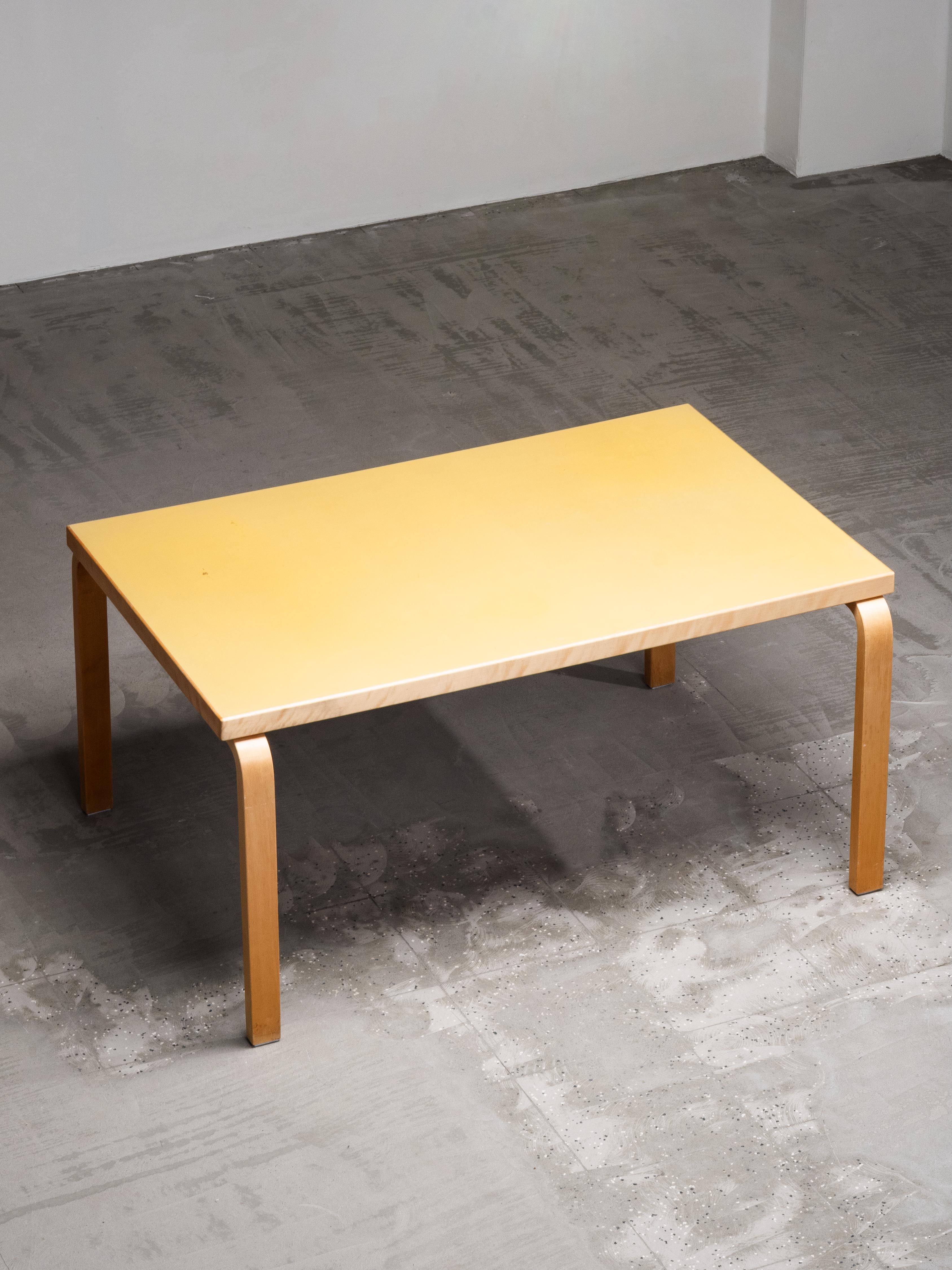 Mid-Century Model 82 Table with Yellow Linoleum by Alvar Aalto, Artek, Finland in vendita 7