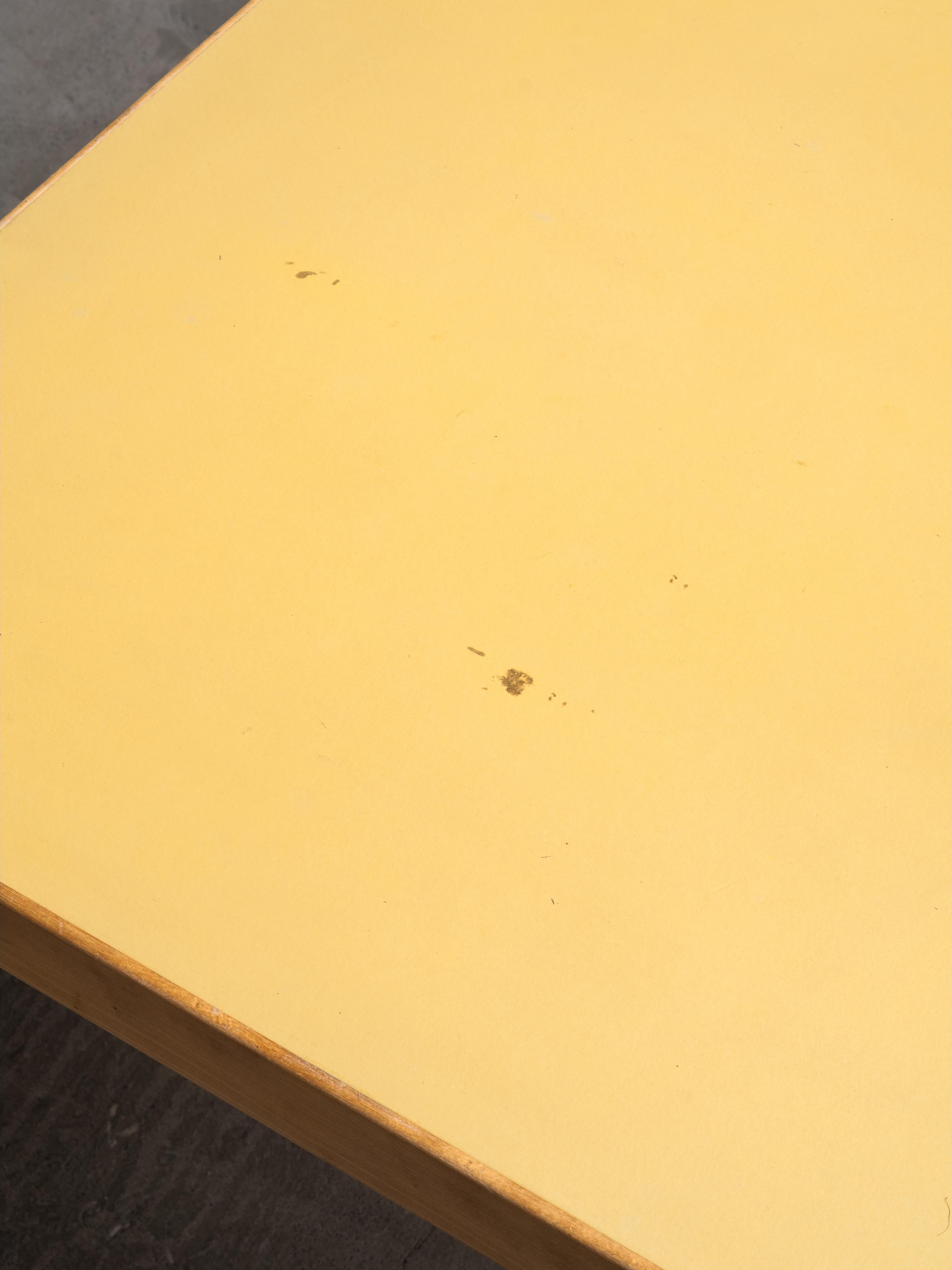 Mid-Century Model 82 Table with Yellow Linoleum by Alvar Aalto, Artek, Finland in vendita 8